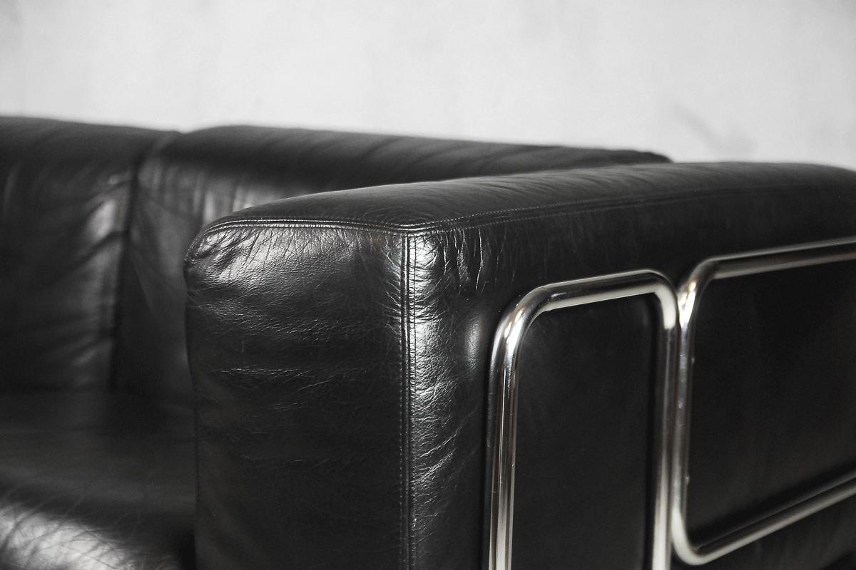 This two-seat elegant couch was designed by Pethrus Lindlöf and produced by AB Lindlöfs Möbler Lammhults in Sweden during the 1970s. The frame is made from tubular chromed steel. Removable cushions were upholstered in genuine black leather with