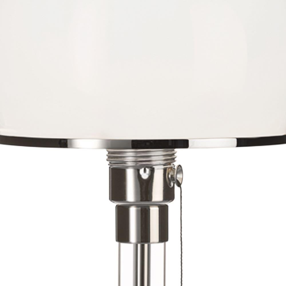 Lampe de table Bauhaus Modèle WG 24 par le Prof. Wilhelm Wagenfeld. Fabriqué à l'origine en 1924. Production actuelle conçue par Tecnolumen. Câblée aux normes américaines. Plaque de verre et tube de verre en verre transparent, ferrure en métal
