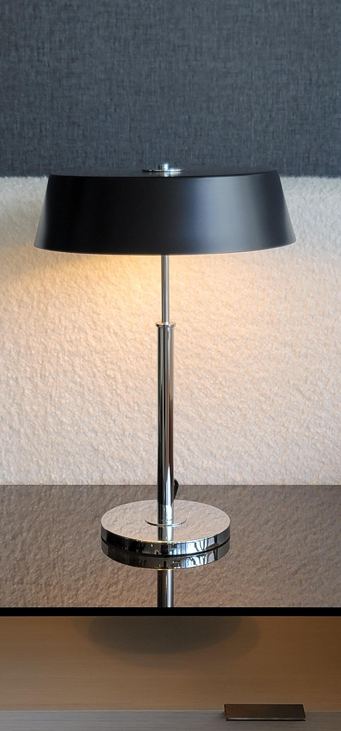 Les lampes S- ER 192 sont des corps lumineux particuliers au style contemporain caractérisé par des courbes douces et des lignes décisives, visant à créer un environnement élégant, accueillant et raffiné.
 
Cette lampe à poser en laiton chromé est