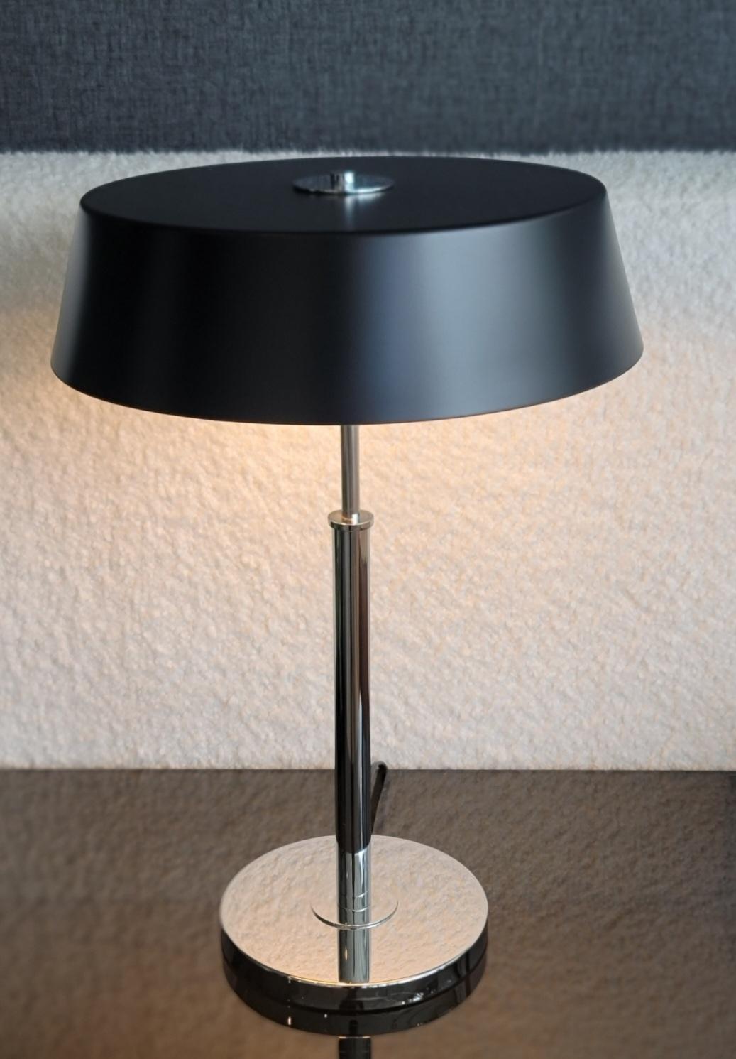 italien Abat-jour en métal noir Bauhaus / Modernity avec base chromée   S- ER 192 en vente