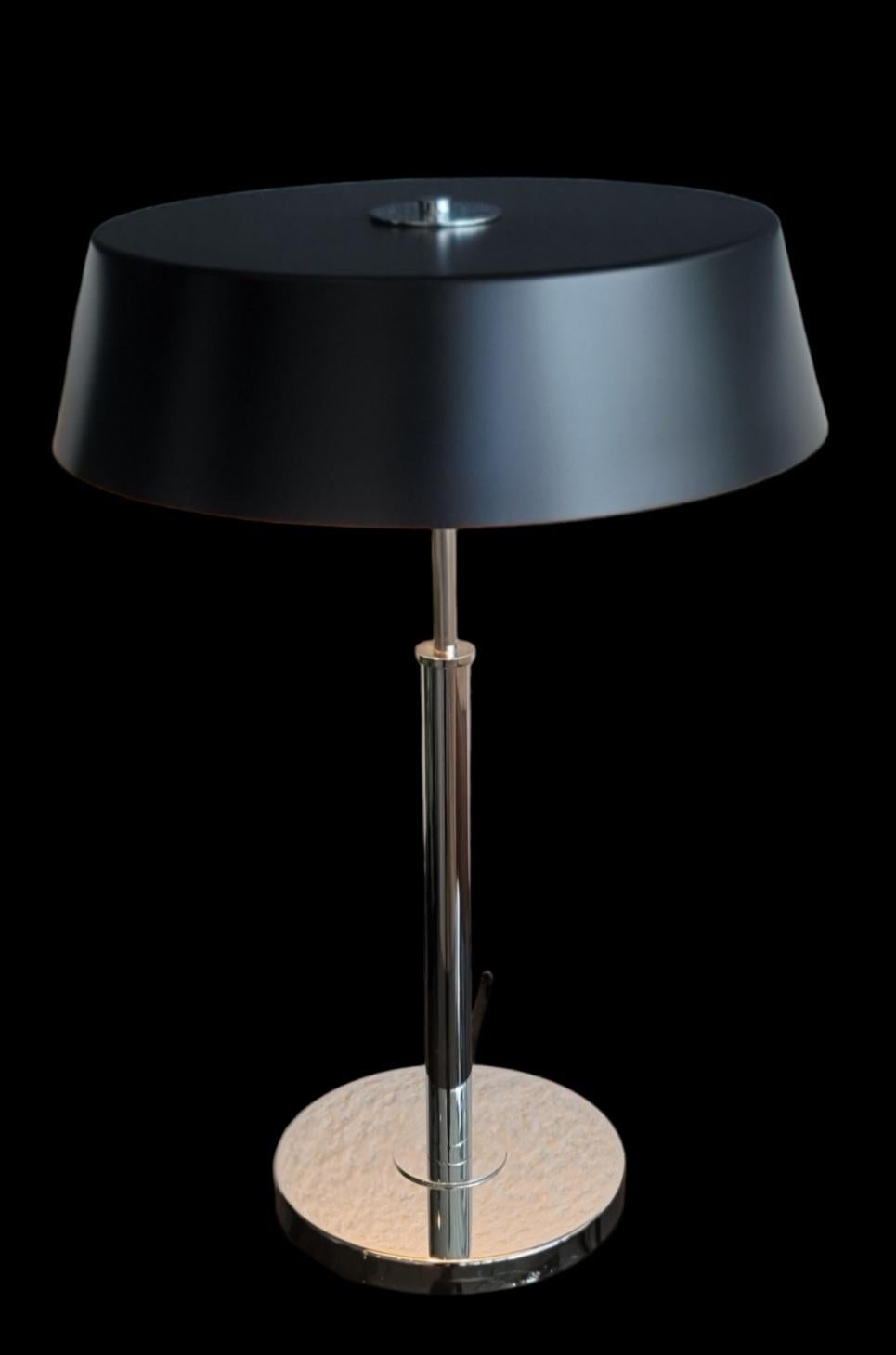 Ferronnerie Abat-jour en métal noir Bauhaus / Modernity avec base chromée   S- ER 192 en vente