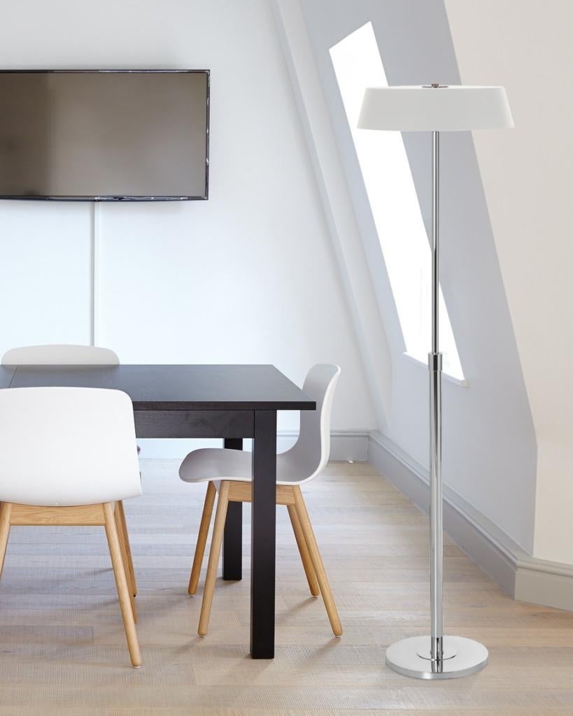 Italiano Bauhaus / Lampada da terra moderna in ottone con finitura cromata e paralume in metallo nero in vendita