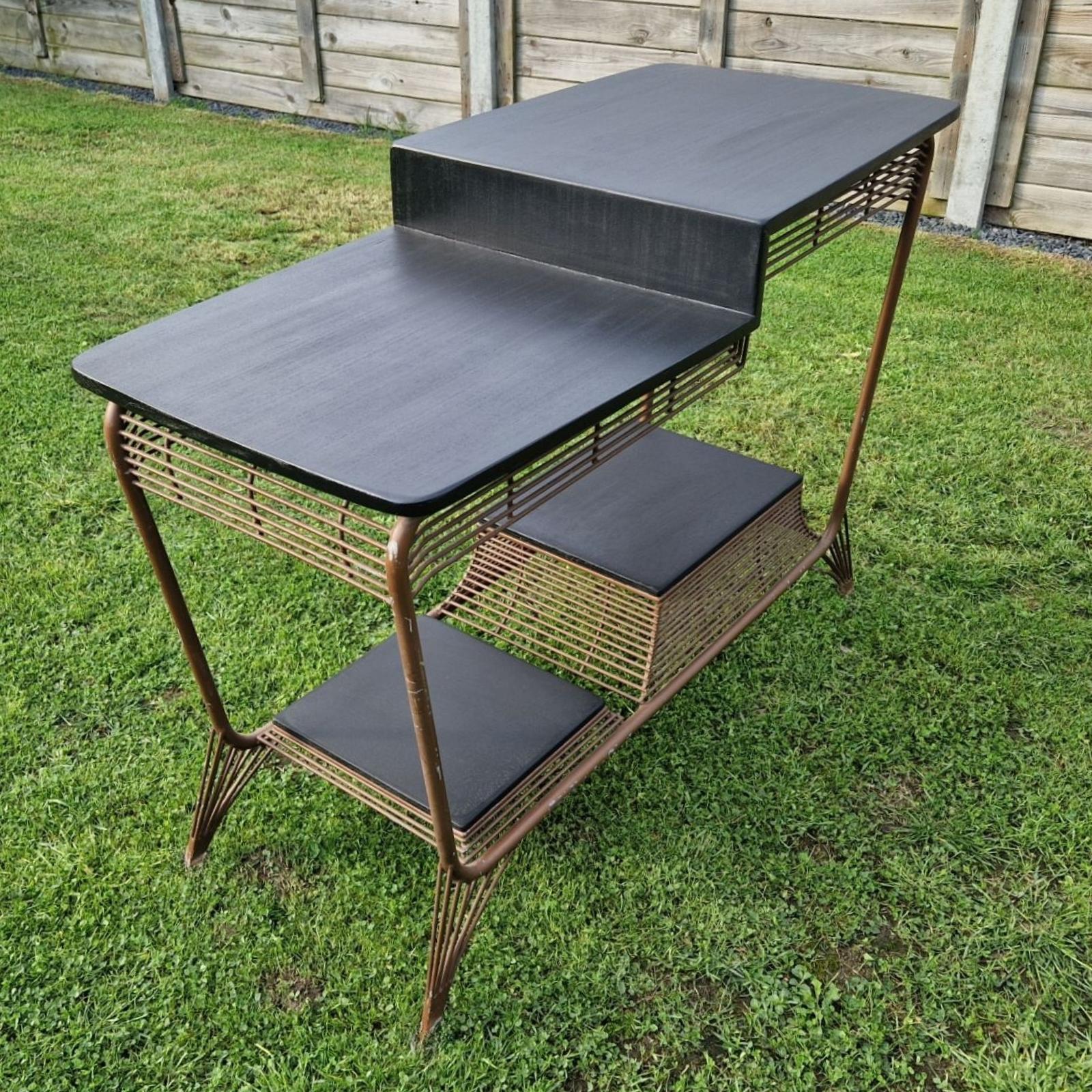Métal Table d'appoint moderniste Bauhaus à plusieurs niveaux, Allemagne, années 1950 en vente