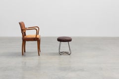 Tabouret moderniste de style Bauhaus avec structure tubulaire chromée et assise en cuir, Allemagne