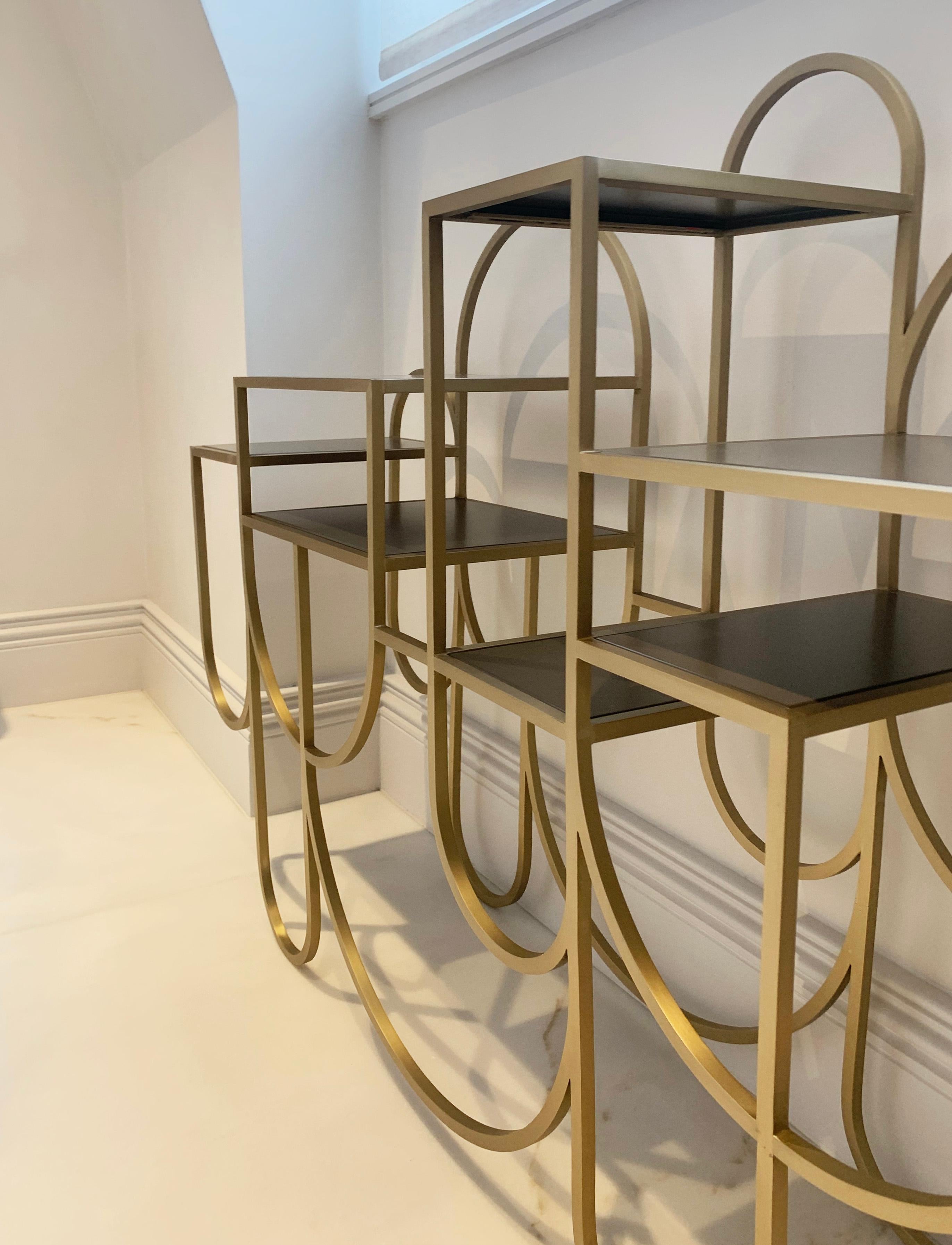Portugais Table console contemporaine - Finition métal doré - Style Bauhaus - LARA Bohinc
