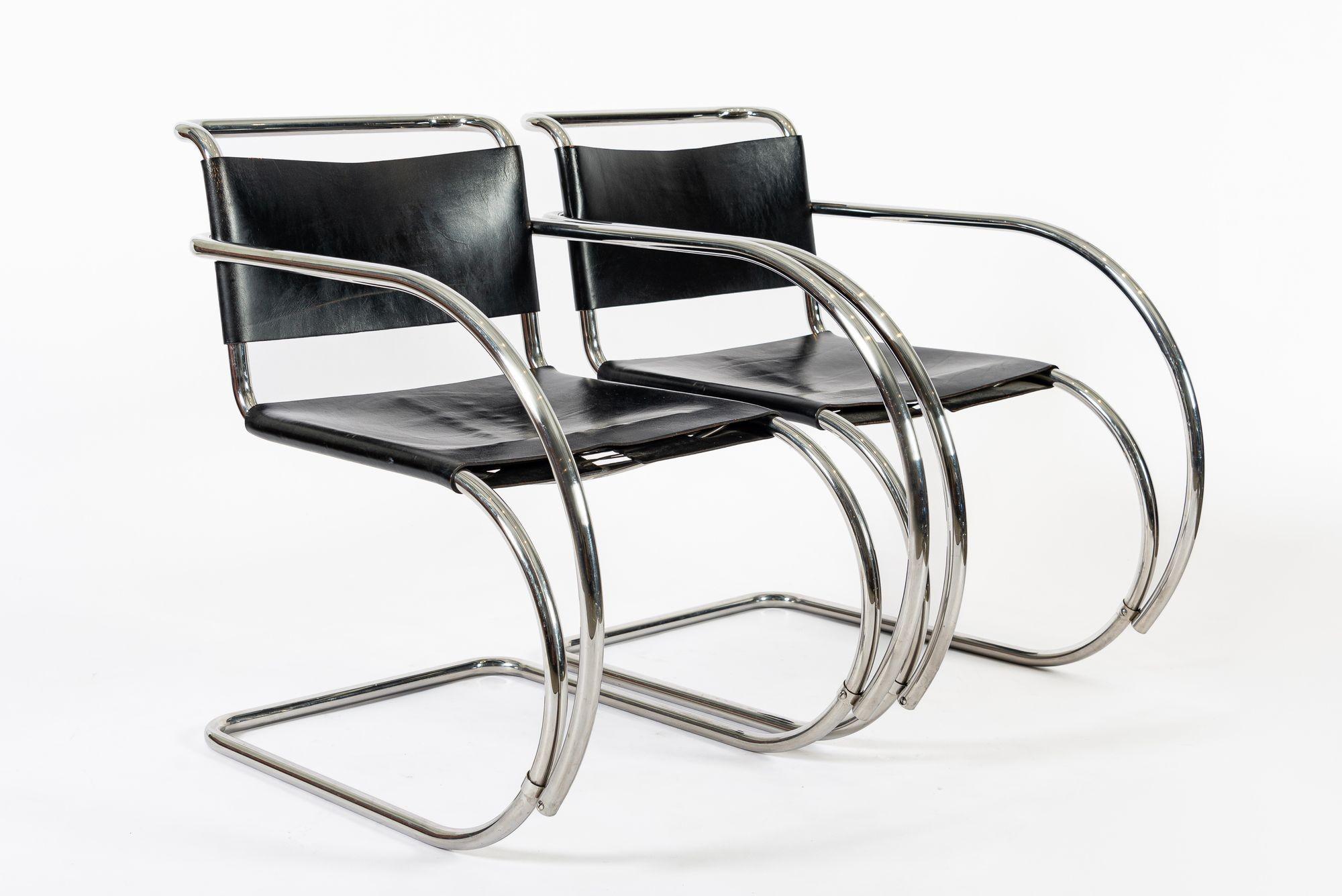 Cette paire de fauteuils luge en cuir noir Bauhaus Mies van der Rohe MR 20 a été fabriquée par Knoll en 1979. La chaise MR a été conçue par l'architecte moderniste Ludwig Mies van der Rohe en 1927 dans le cadre de sa contribution à l'exposition