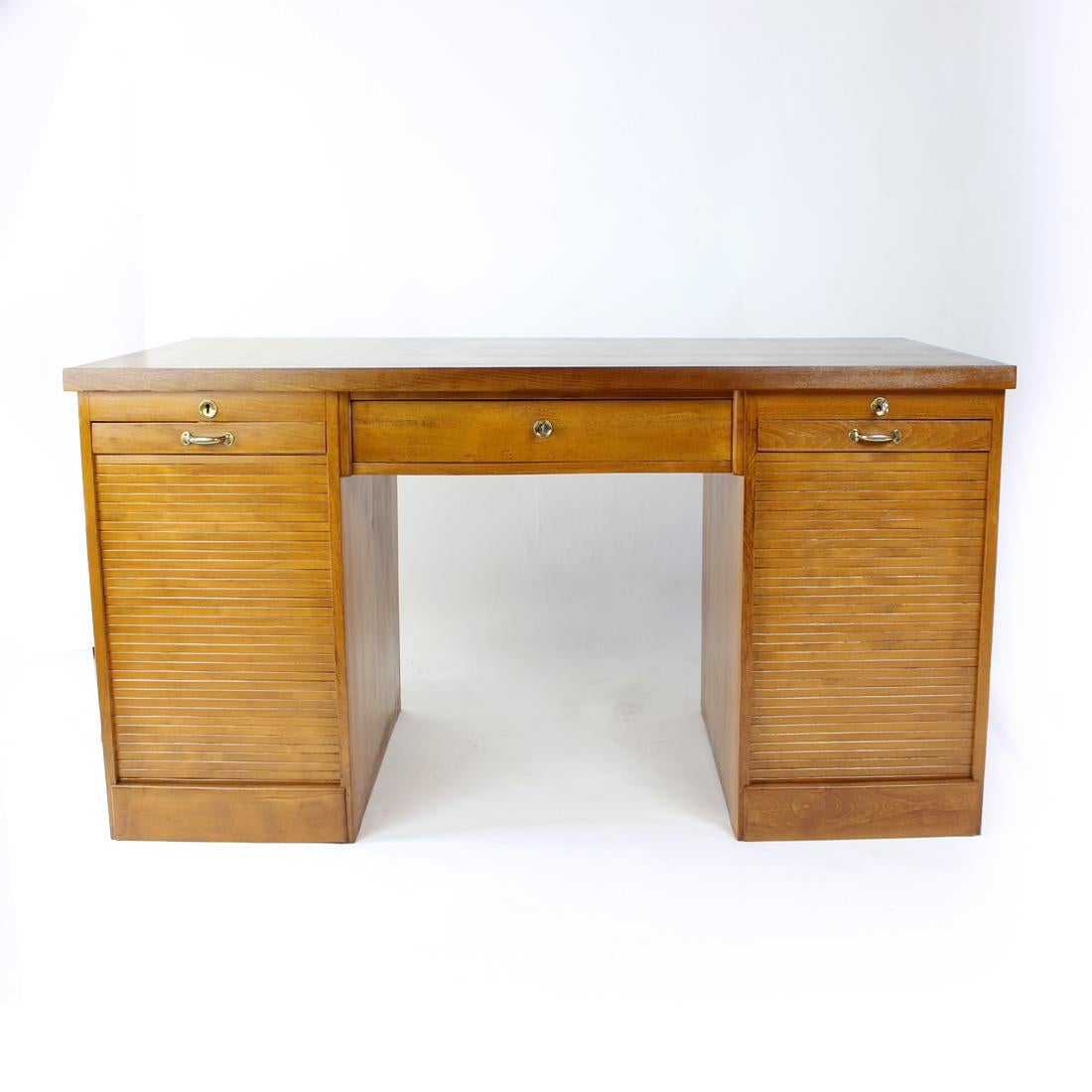 Bauhaus Oak Wood Desk With Roller Doors, Czechoslovakia 1940s For Sale 15