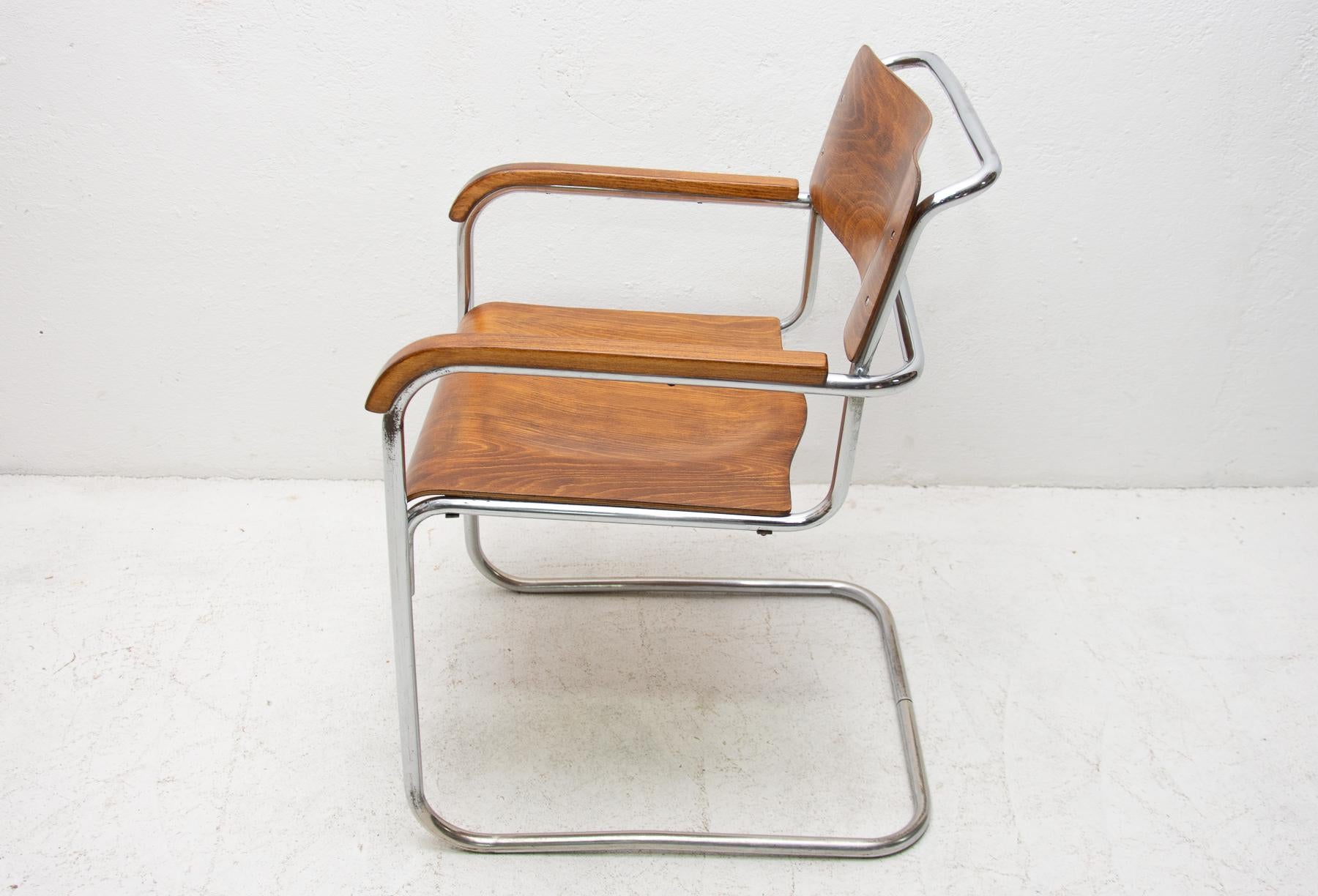 This cantilever office chair was made in the former Czechoslovakia in the 1930s.
The production of these chairs was provided by Robert Slezák company for the world-renowned Bata company.
In the 1930s, Tomáš Bata’s company entered into a