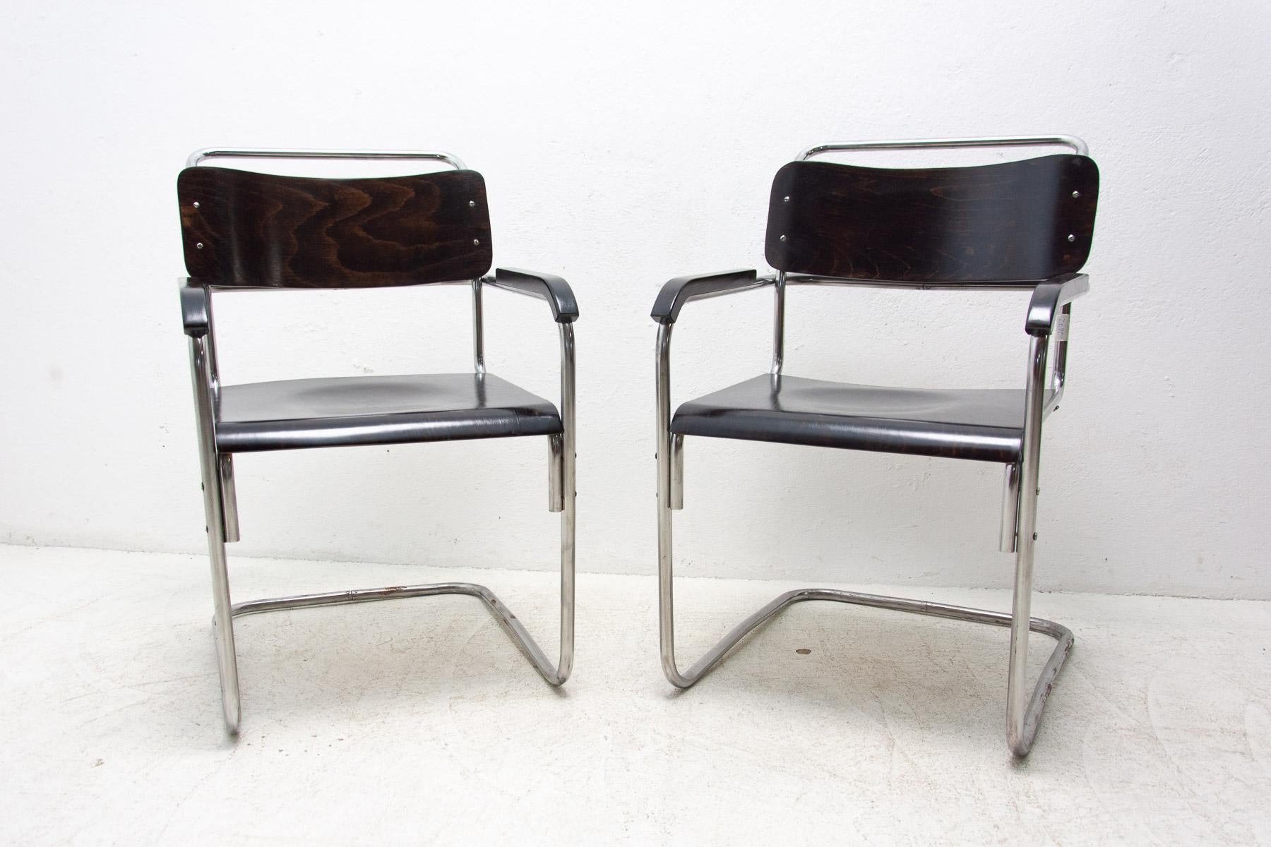 These cantilever office chairs were made in the former Czechoslovakia in the 1930s.
The production of these chairs was provided by Robert Slezák company for the world-renowned Bata company.
In the 1930s, Tomáš Bata’s company entered into a