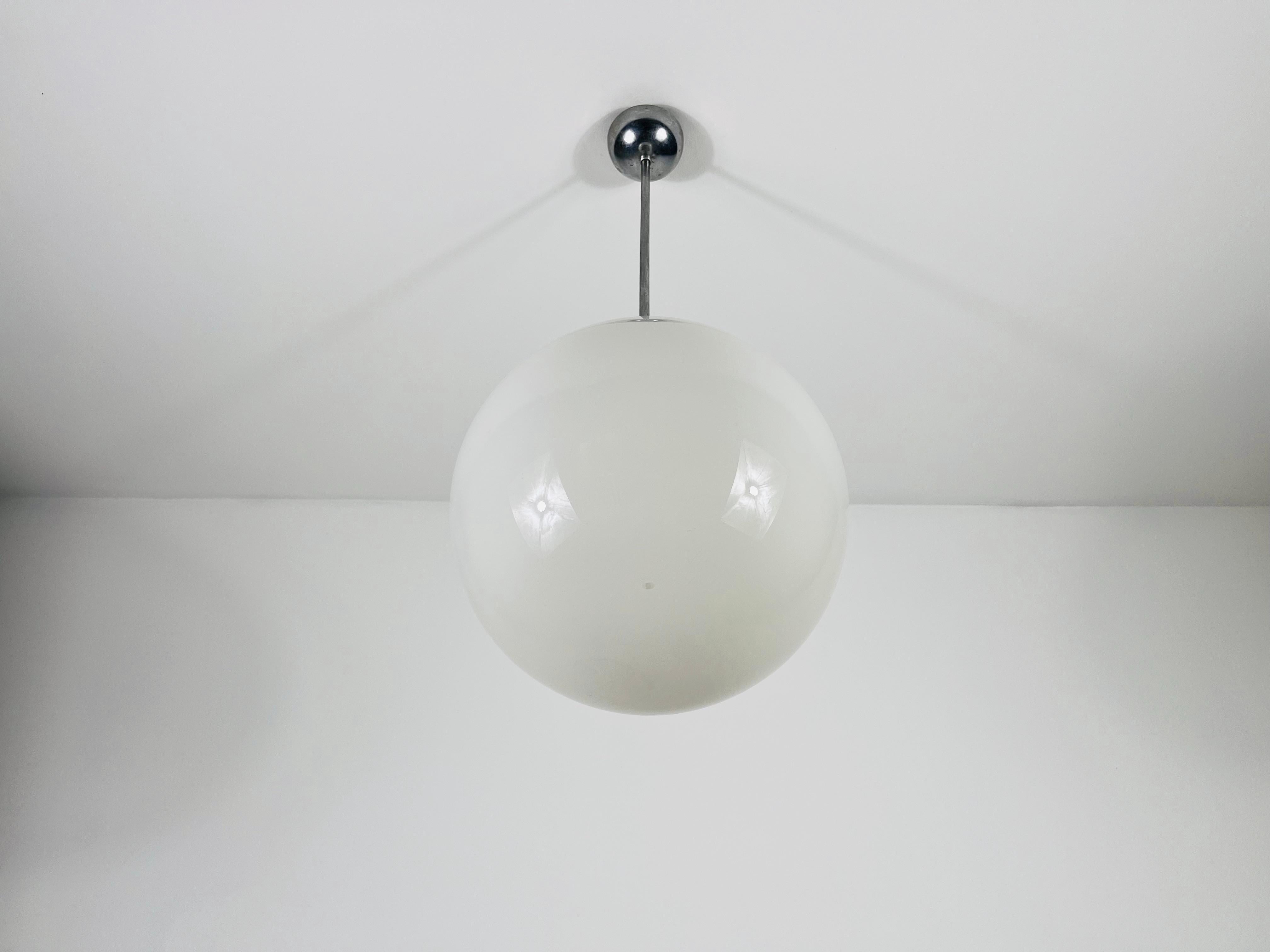 Mid-Century Modern Lampe pendante Bauhaus en verre opale, Allemagne, années 1960 en vente