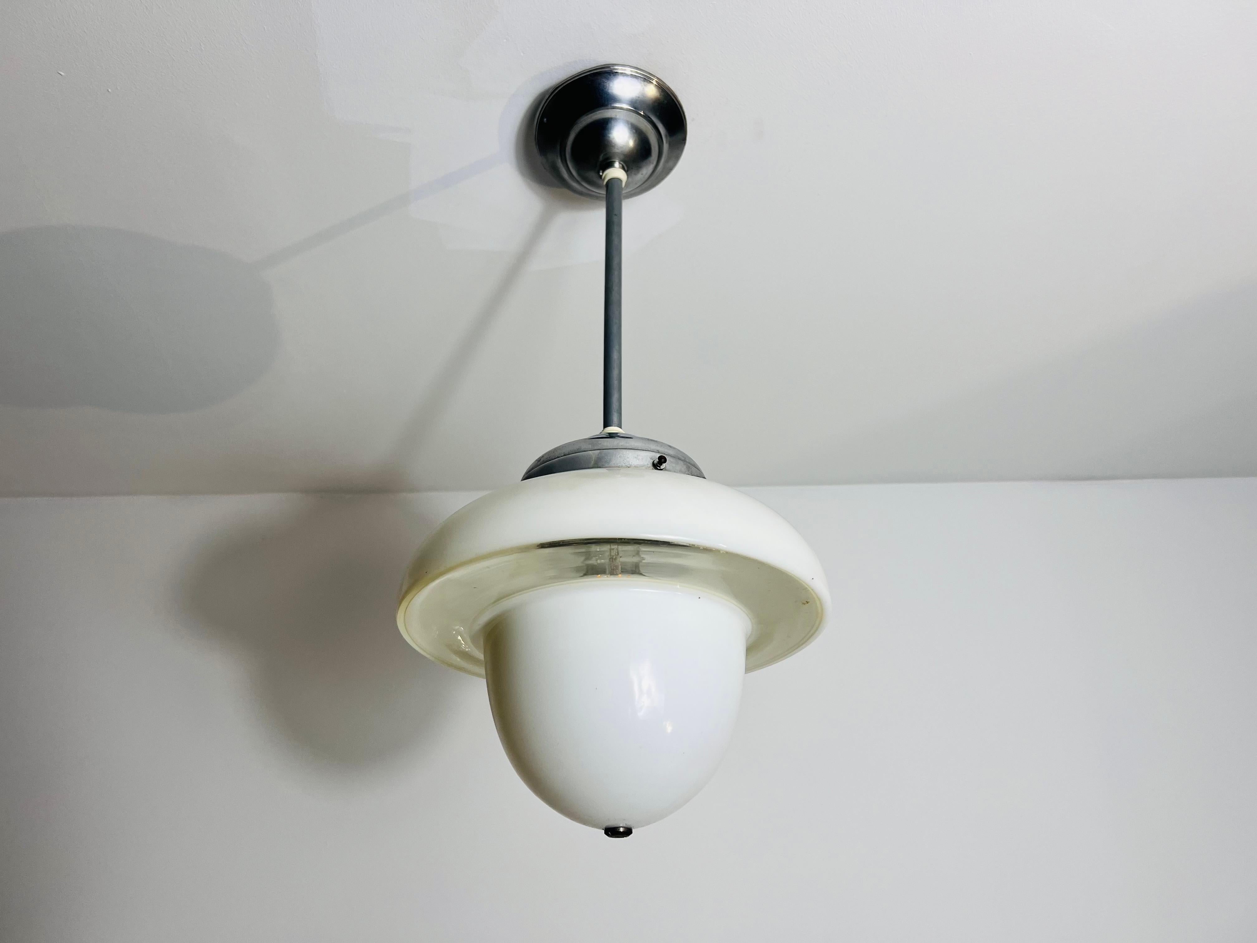 Mid-Century moderno Lampada a sospensione in vetro opalino Bauhaus, Germania, anni '60 in vendita