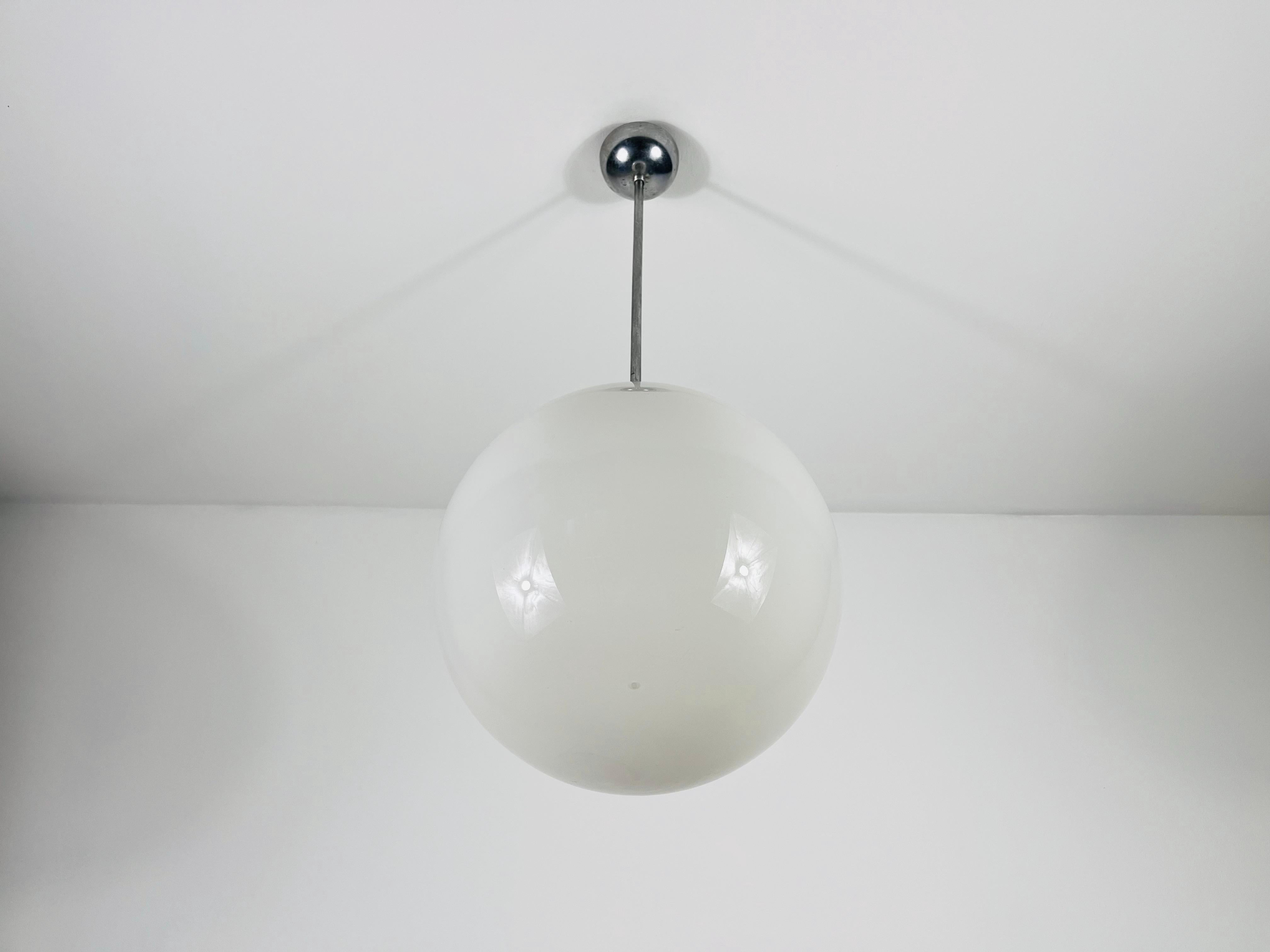 Allemand Lampe pendante Bauhaus en verre opale, Allemagne, années 1960 en vente