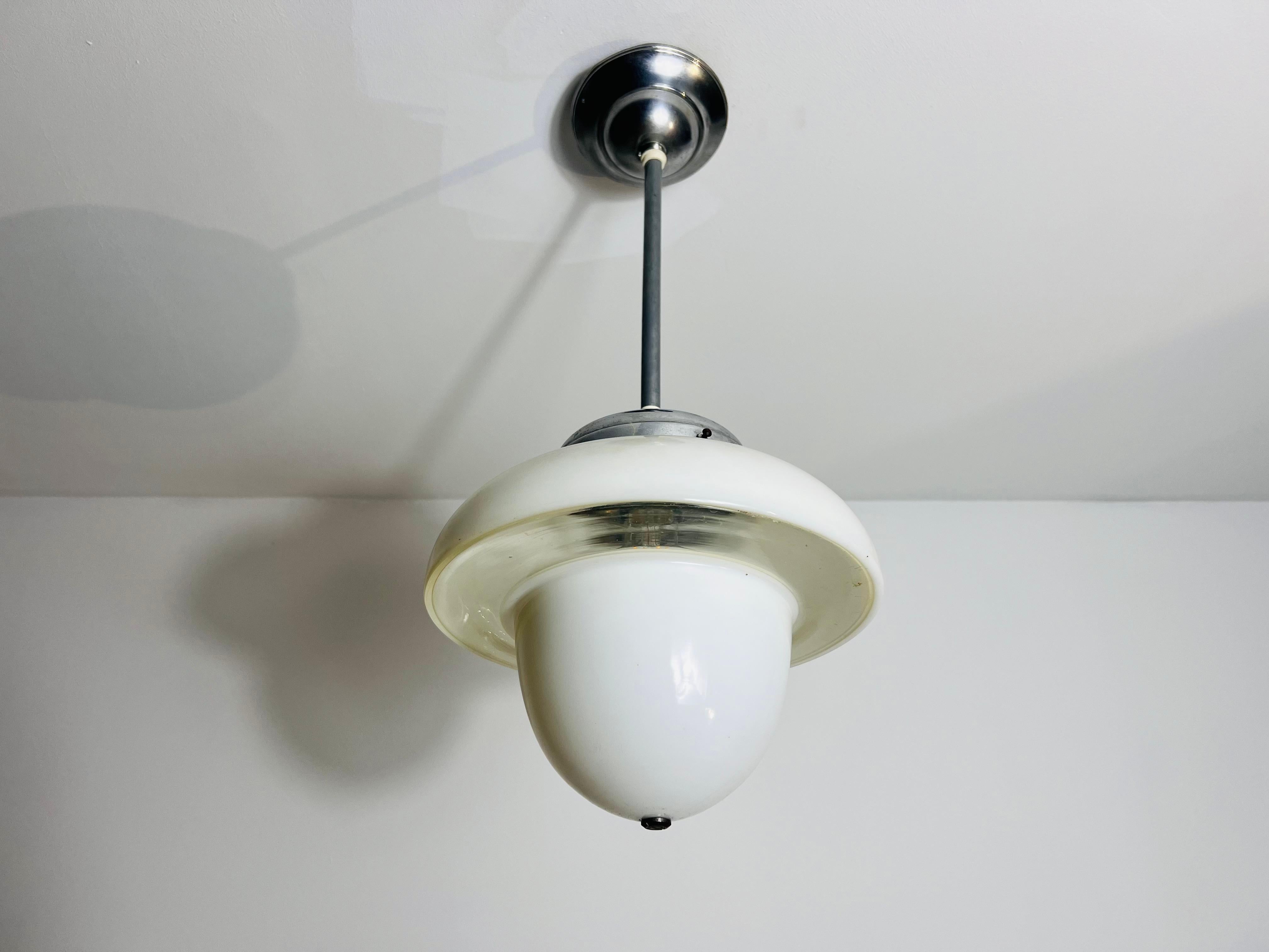 Tedesco Lampada a sospensione in vetro opalino Bauhaus, Germania, anni '60 in vendita