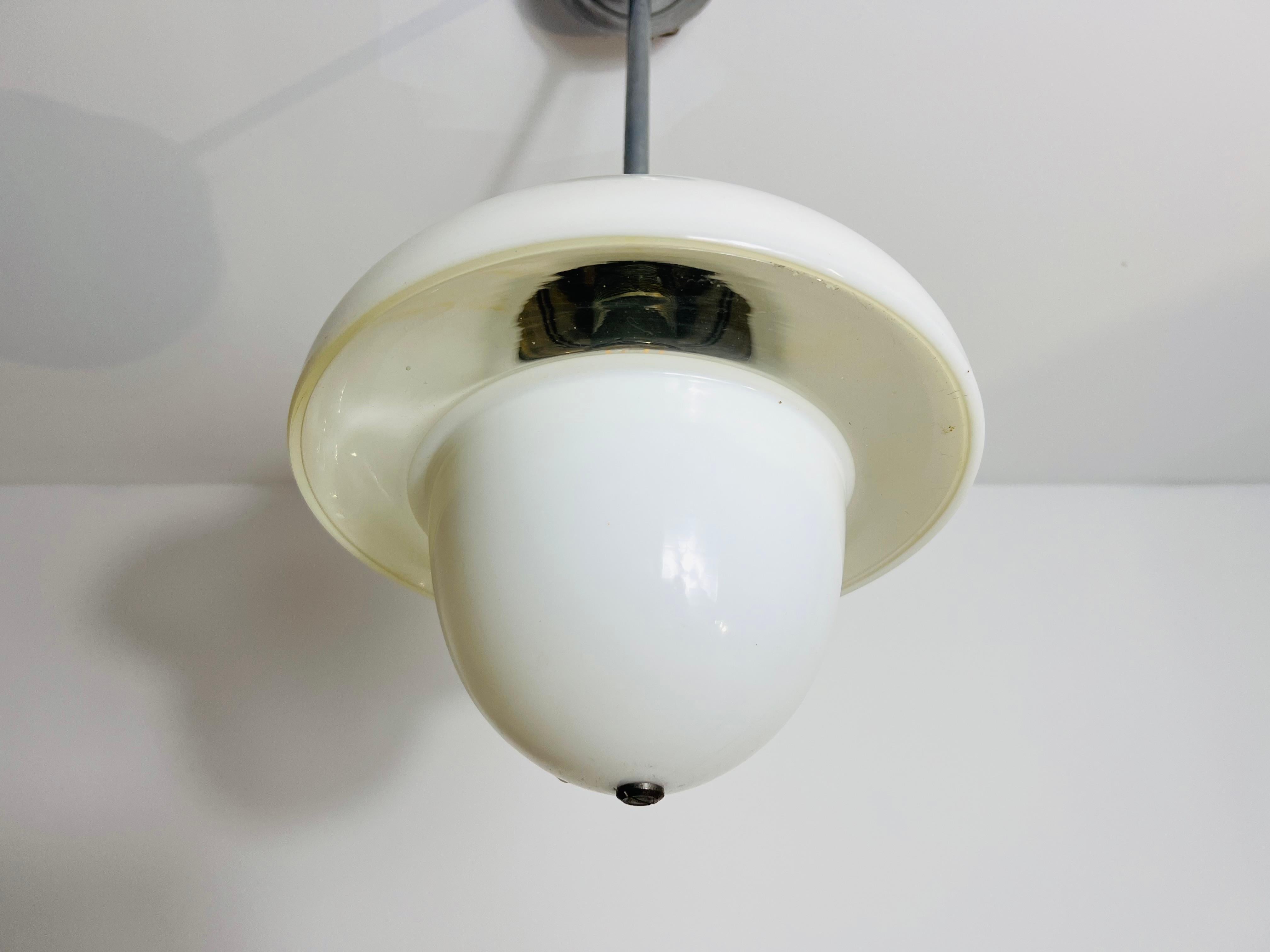 Lampada a sospensione in vetro opalino Bauhaus, Germania, anni '60 In condizioni buone in vendita a Hagenbach, DE