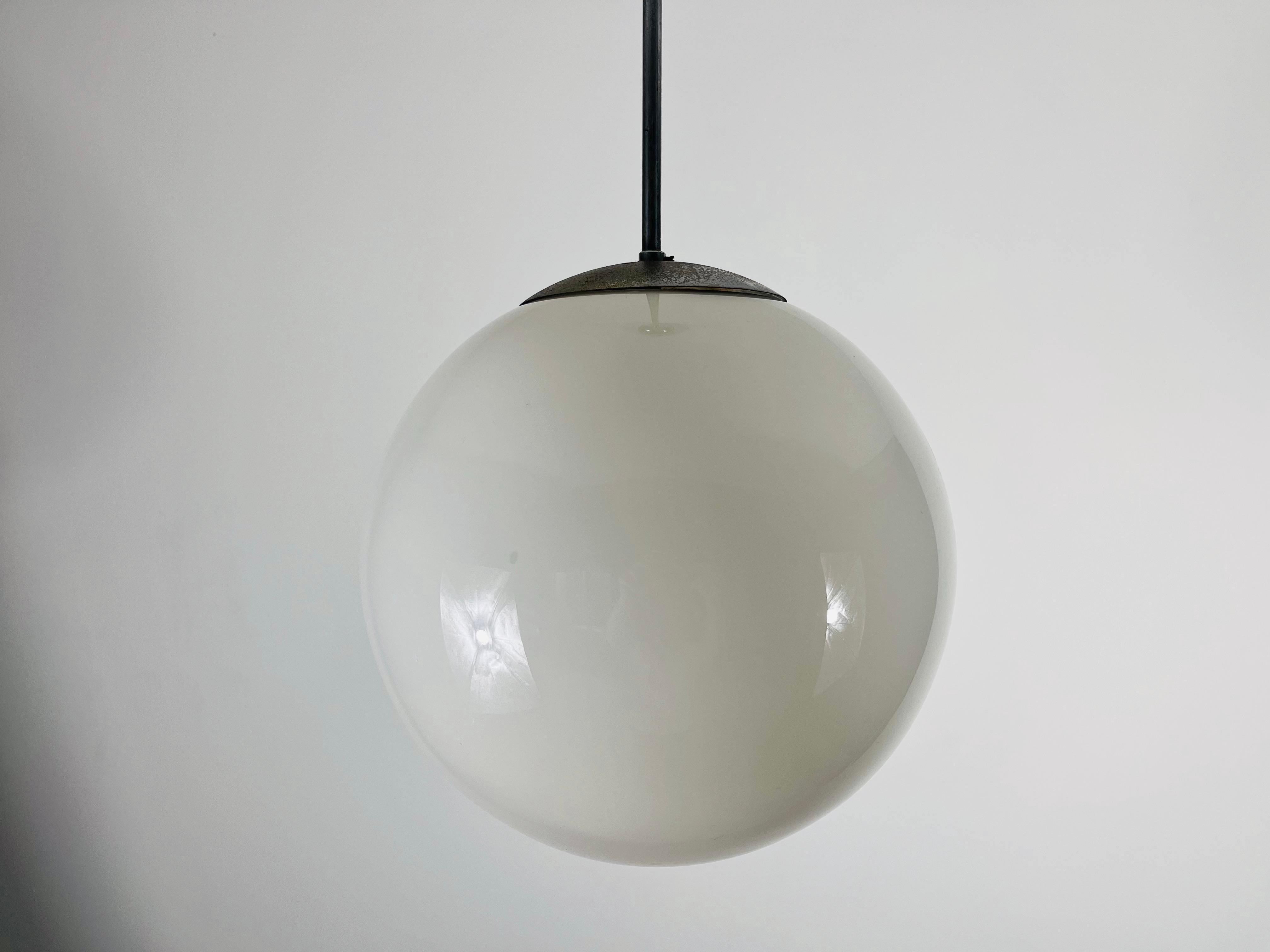 Milieu du XXe siècle Lampe pendante Bauhaus en verre opale, Allemagne, années 1960 en vente