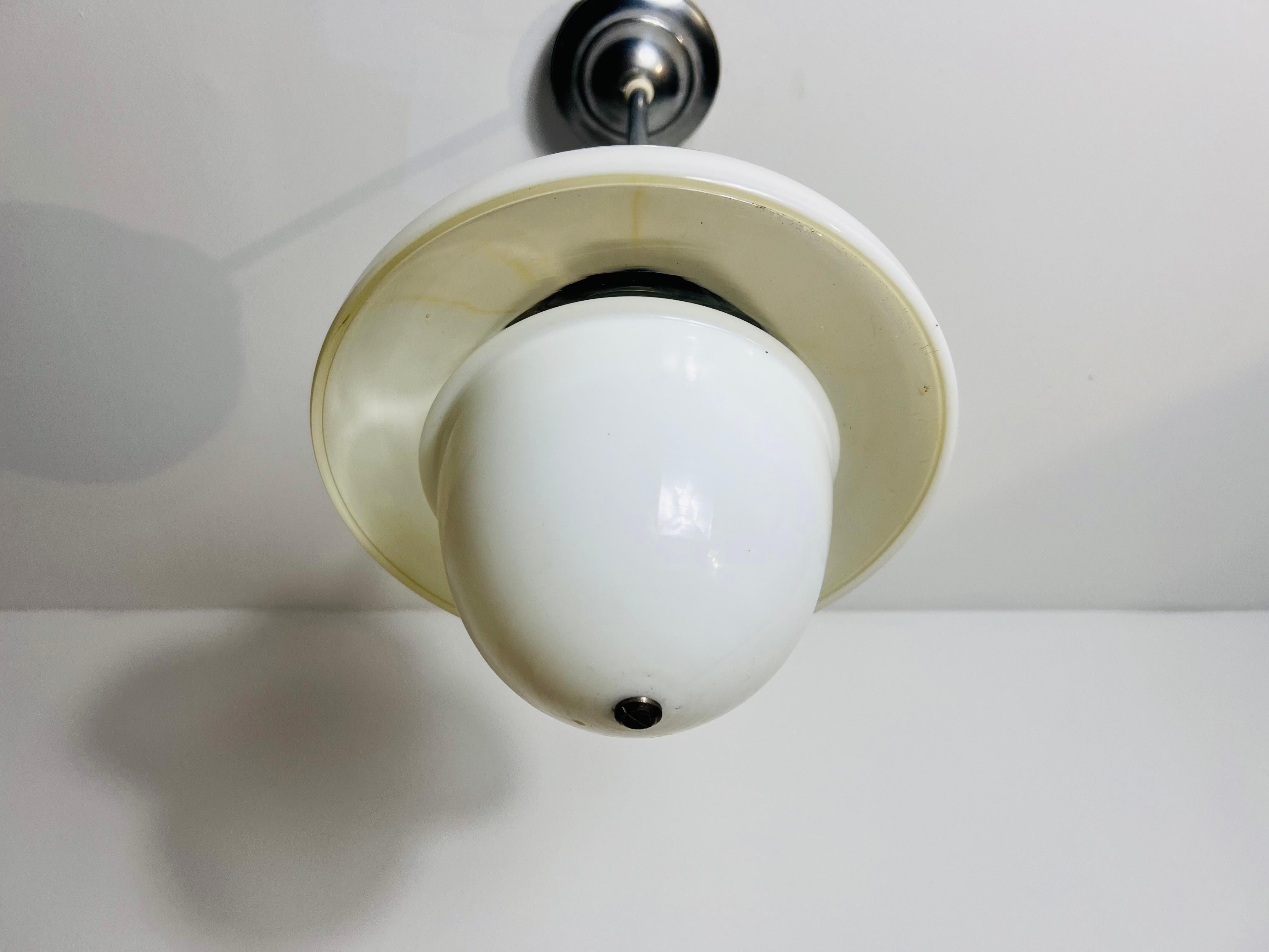Metà XX secolo Lampada a sospensione in vetro opalino Bauhaus, Germania, anni '60 in vendita