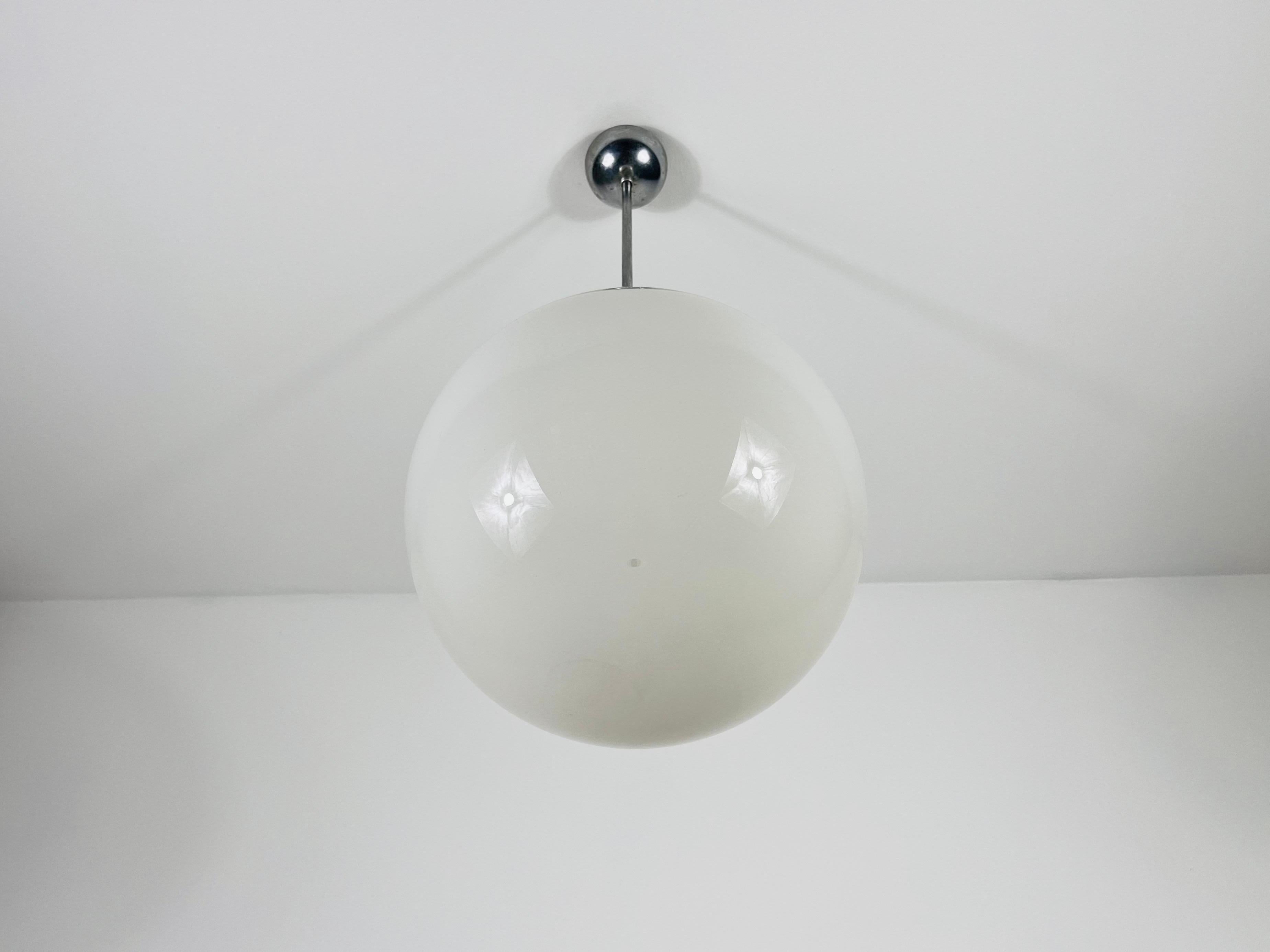 Lampe pendante Bauhaus en verre opale, Allemagne, années 1960 en vente 1