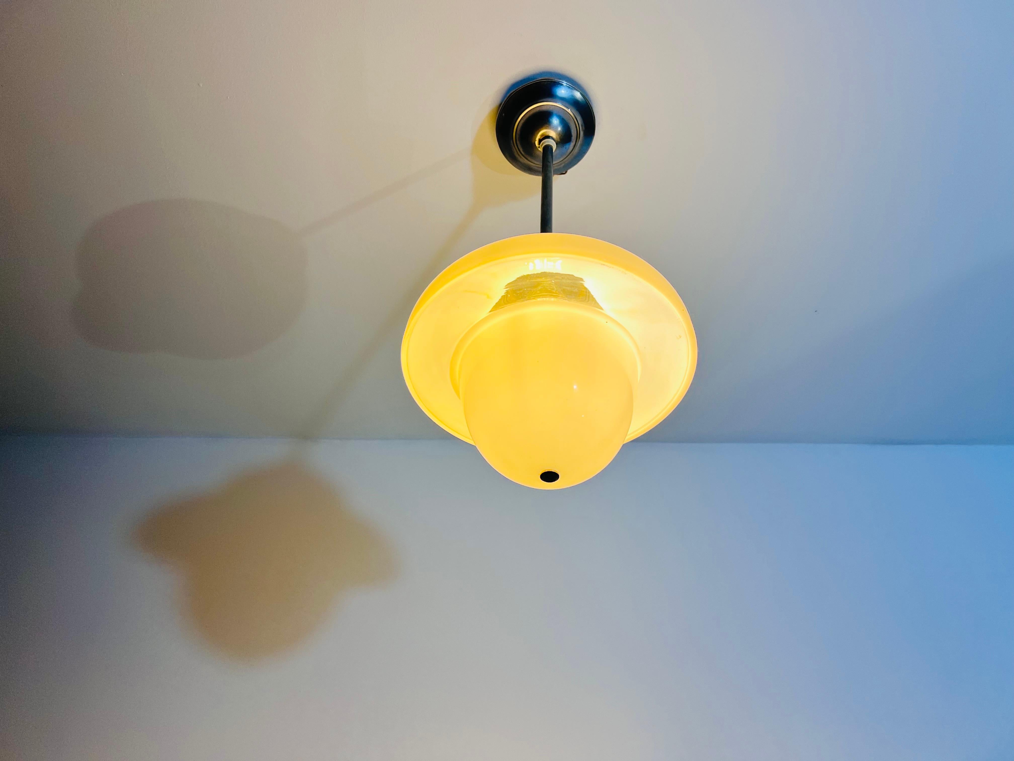 Lampada a sospensione in vetro opalino Bauhaus, Germania, anni '60 in vendita 1