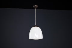 Bauhaus-Pendelleuchte aus Opal und Bakelit, Tschechische Republik 1950er Jahre