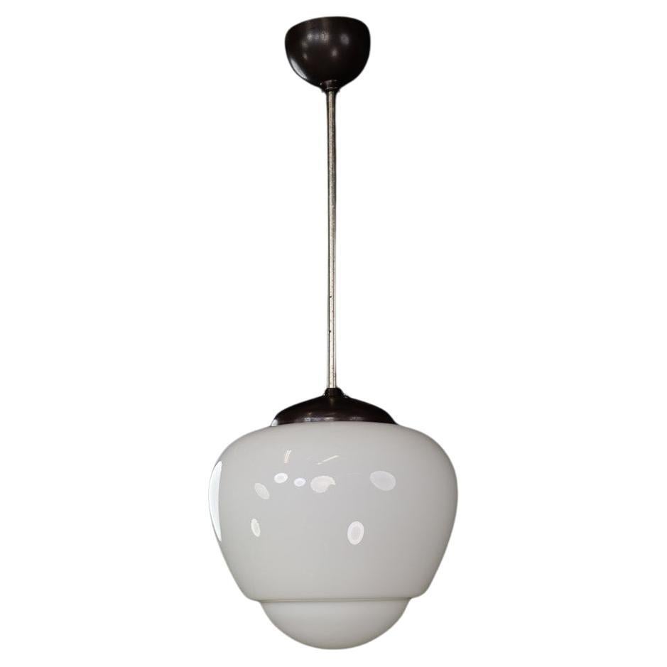 Bauhaus-Pendelleuchte aus Opal und Bakelit, Tschechische Republik 1950er Jahre