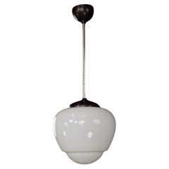 Bauhaus-Pendelleuchte aus Opal und Bakelit, Tschechische Republik 1950er Jahre