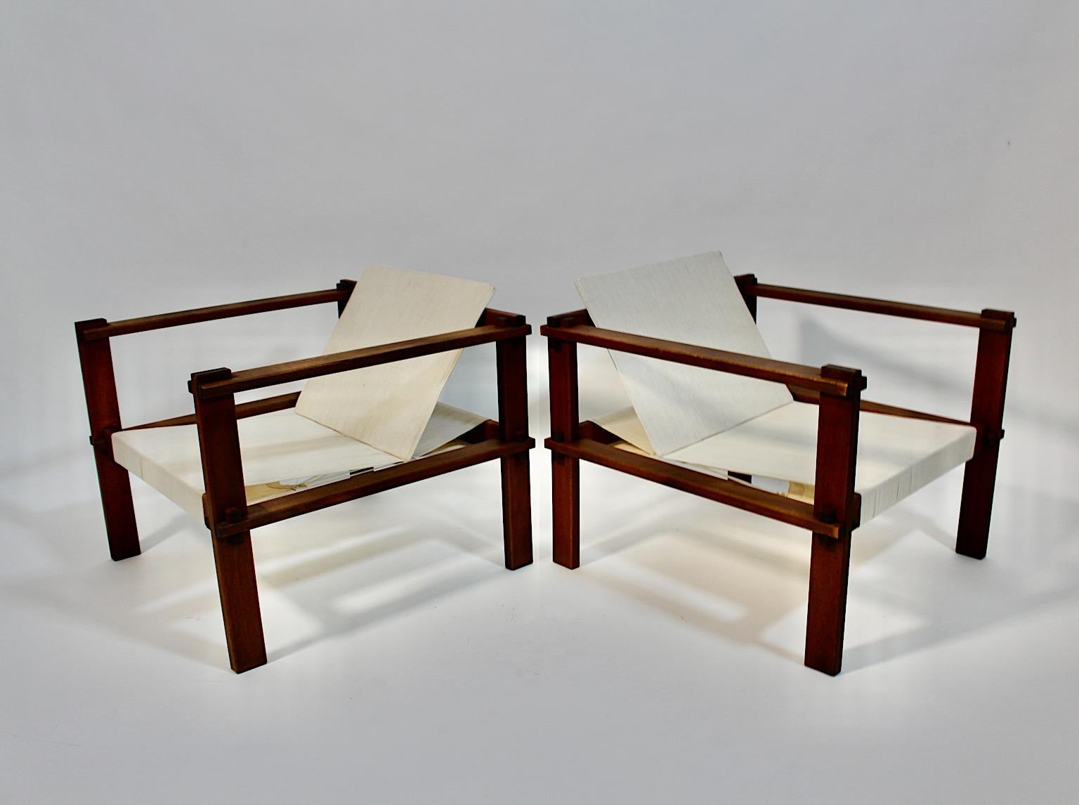 Buche Vintage Lounge Stühle oder Sessel mit hellen Creme Leinwand zugeschrieben Bauhaus in geometrischer Form um 1920 Deutschland.
Ein erstaunliches freistehendes Paar Loungesessel oder Sessel aus Buche, wobei der Sitz und die klappbare Rückenlehne