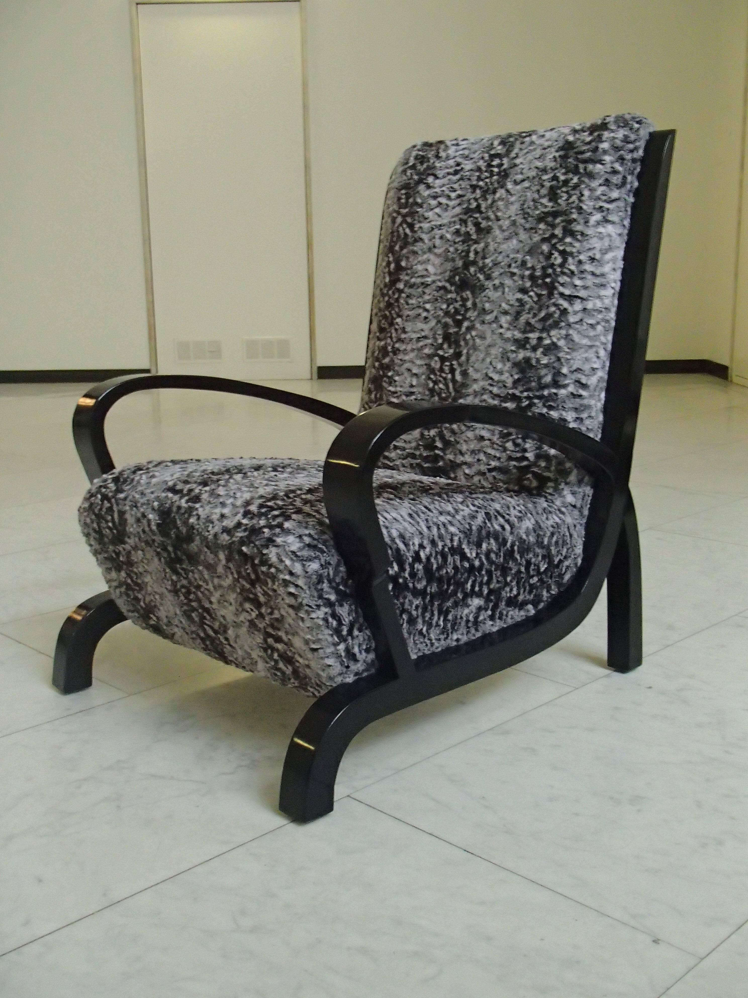 Paire de fauteuils Bauhaus en bois noir et fausse fourrure astrakhan nouvellement reupholstered et recovered seat.