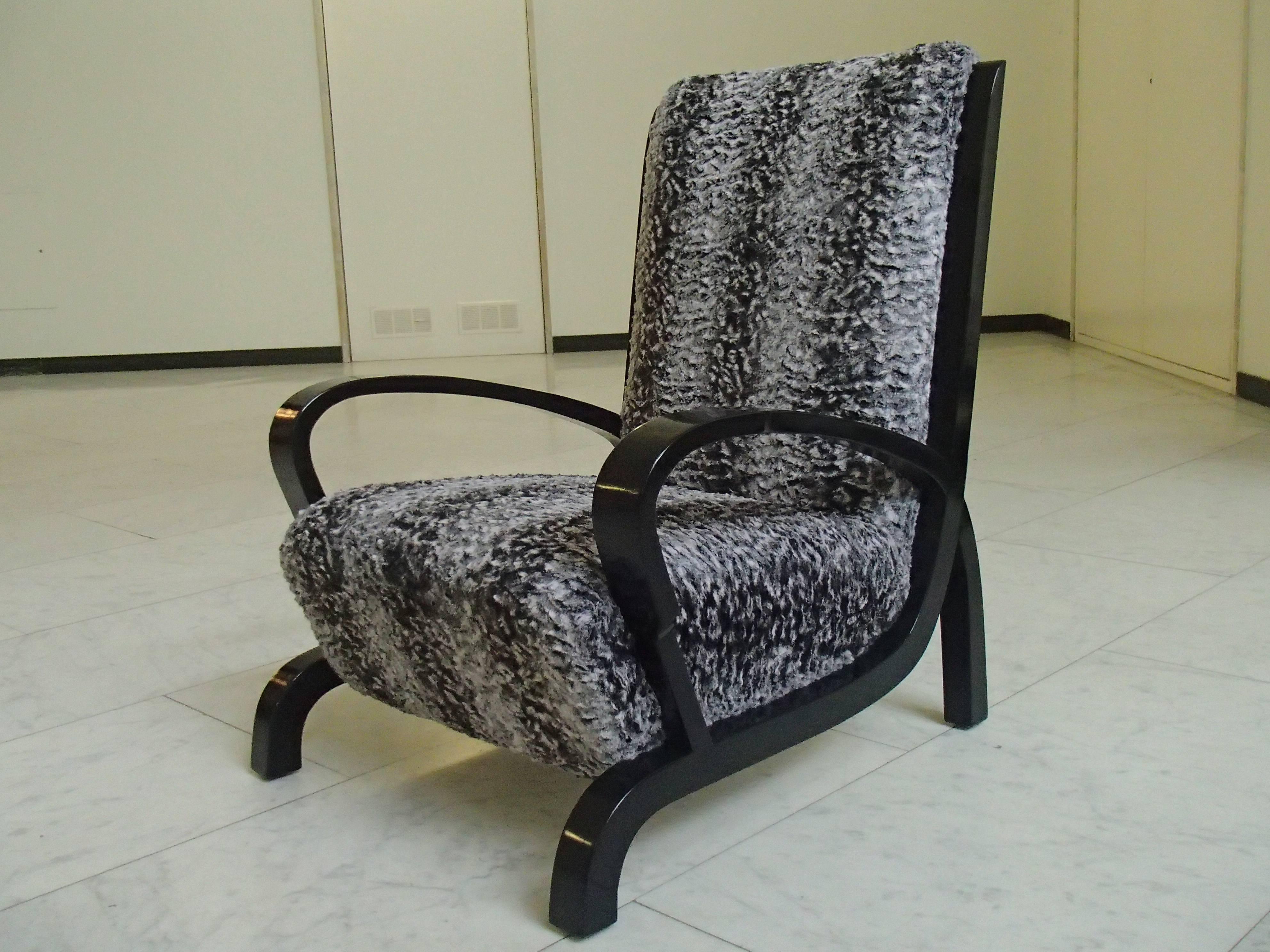 Allemand Paire de fauteuils Bauhaus Bois noir et fausse fourrure Astrakhan Nouvelle assise récupérée en vente