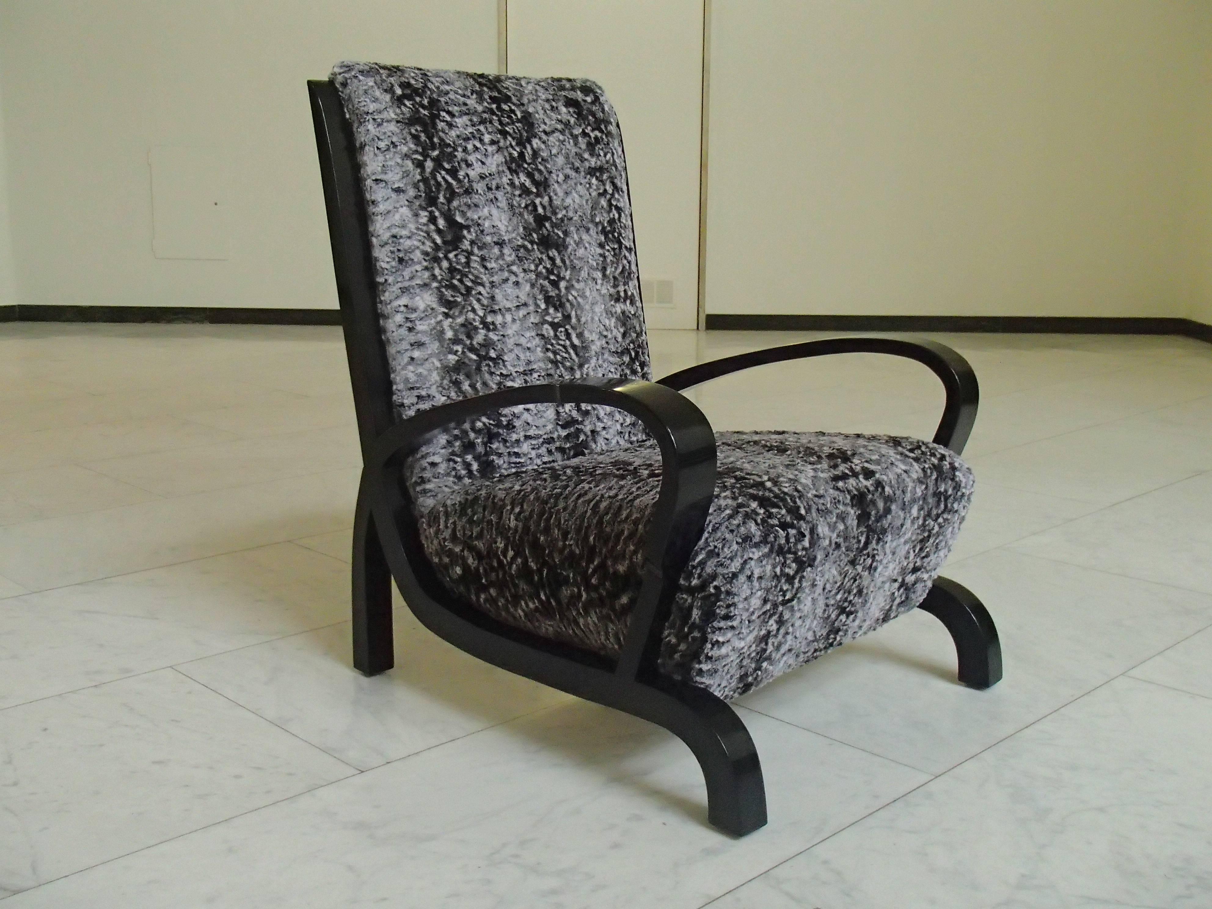 Ébénisé Paire de fauteuils Bauhaus Bois noir et fausse fourrure Astrakhan Nouvelle assise récupérée en vente
