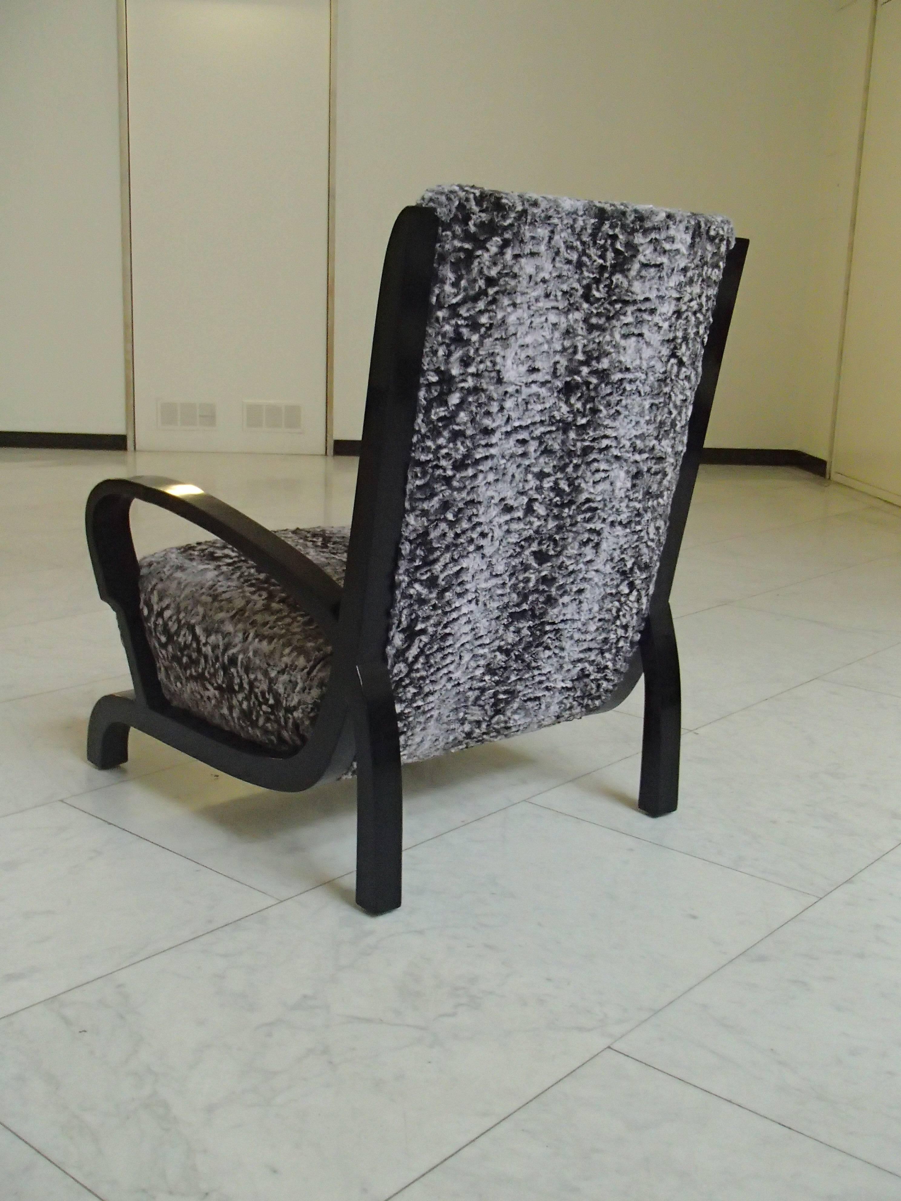 Paire de fauteuils Bauhaus Bois noir et fausse fourrure Astrakhan Nouvelle assise récupérée Bon état - En vente à Schöfflisdorf, CH