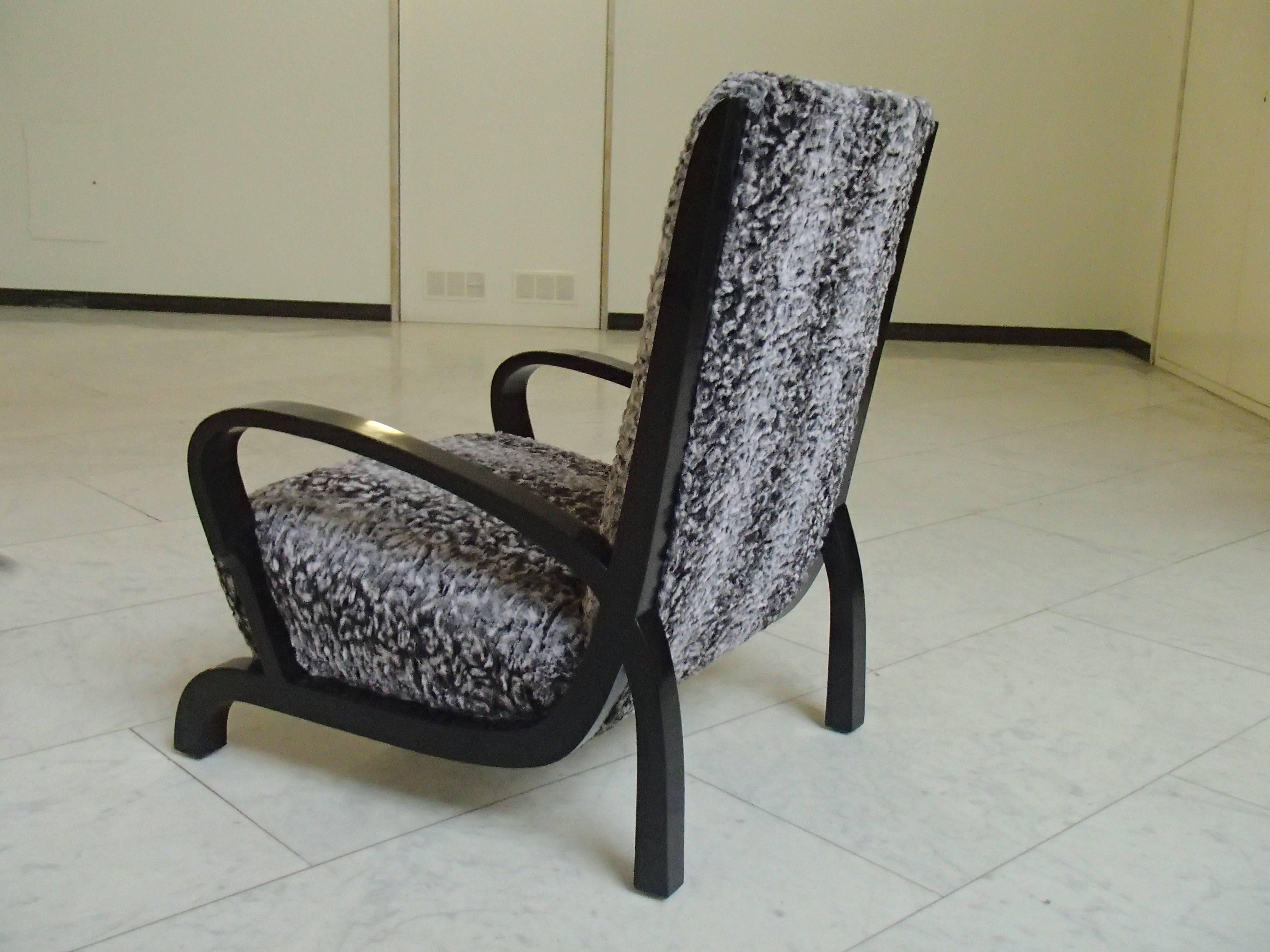 Début du 20ème siècle Paire de fauteuils Bauhaus Bois noir et fausse fourrure Astrakhan Nouvelle assise récupérée en vente