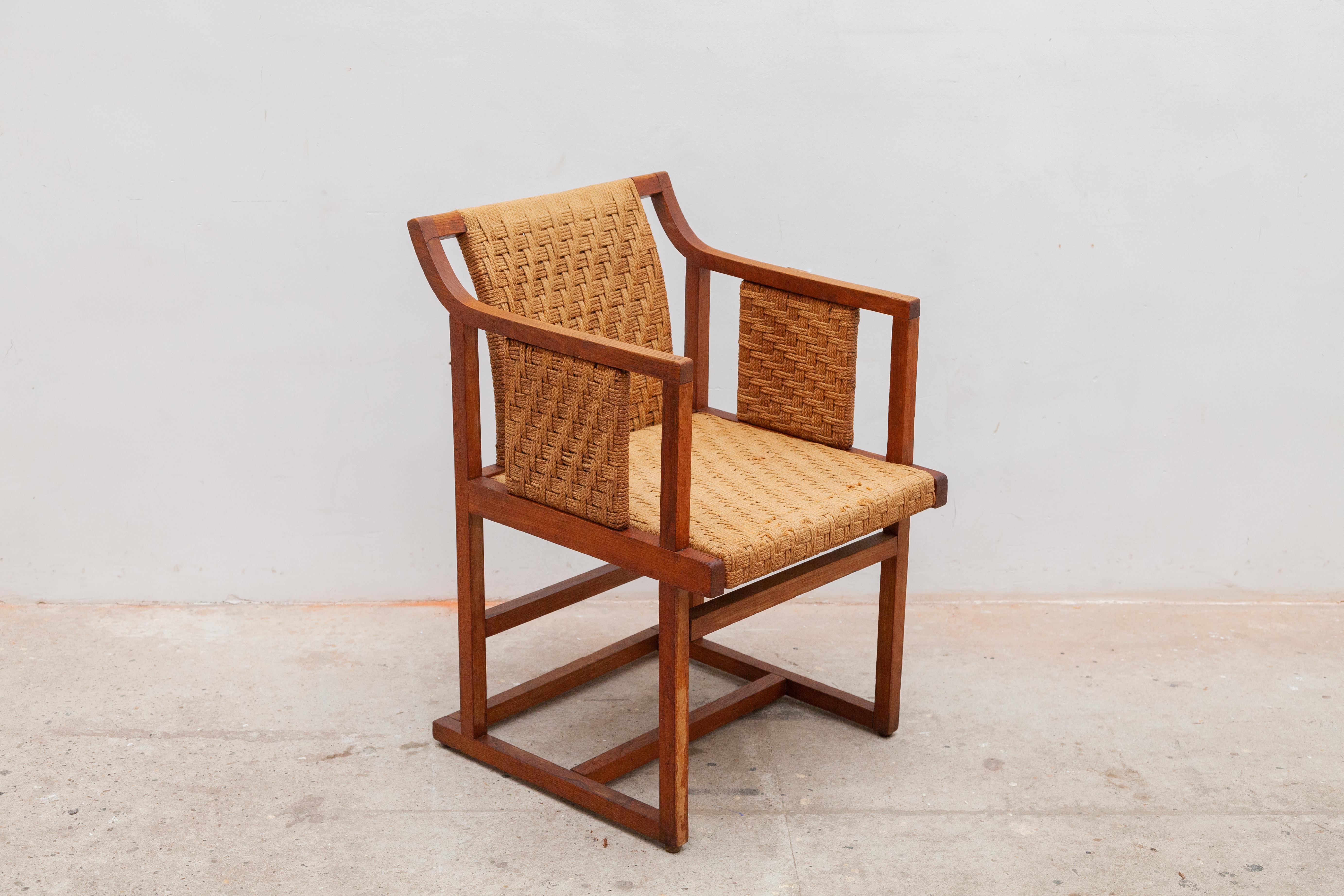 A side chair by Bauhaus attributed to designer Erich Dieckmann (1896 - 1944), made of a solid wood frame with a papercord weaving seating and backrest.In very good original condition.

 