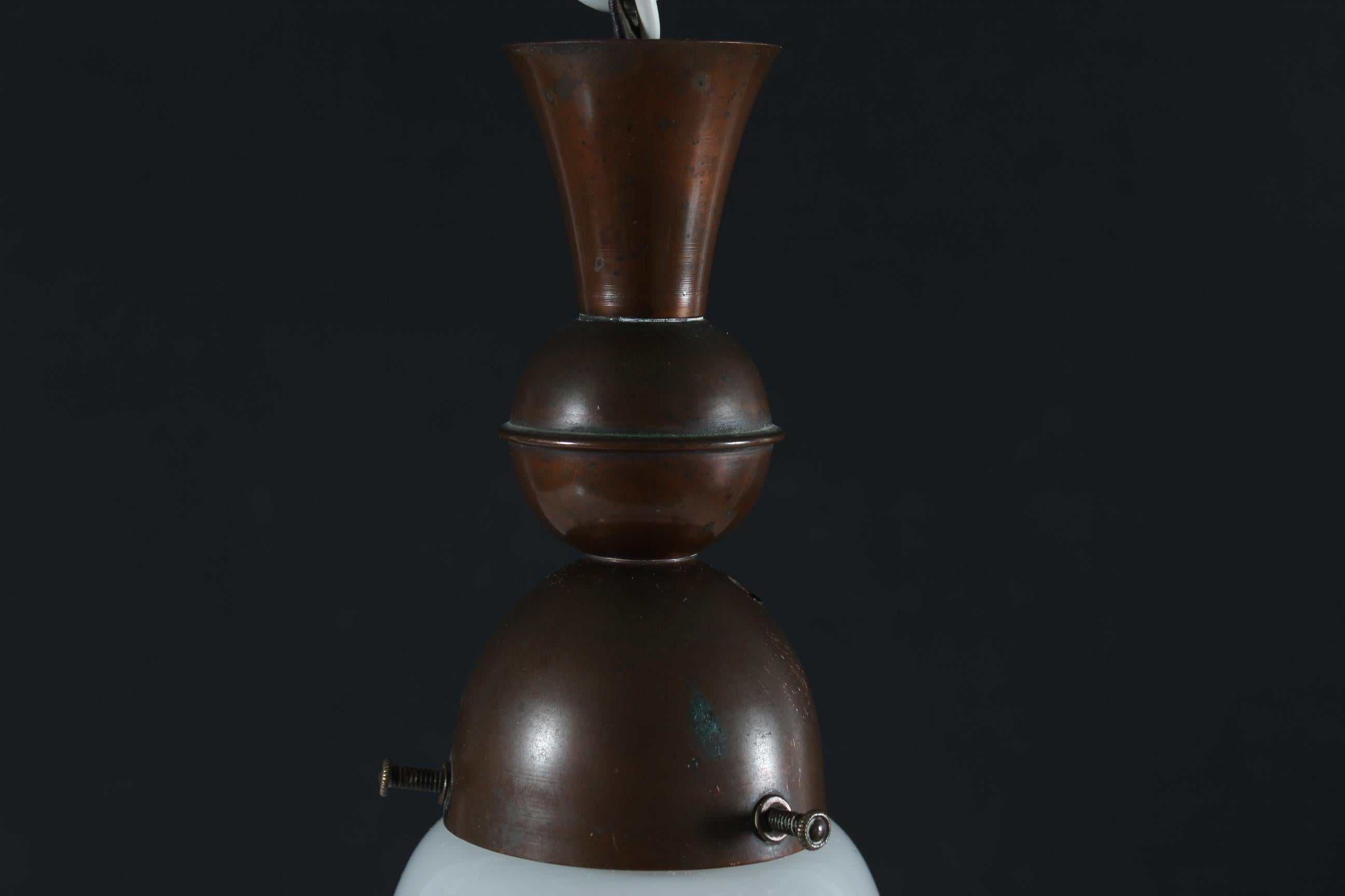 Pedante Bauhaus al estilo de Peter Behrens Lámpara Luzette Vidrio Opalino Cobre Década de 1910 Art Nouveau en venta