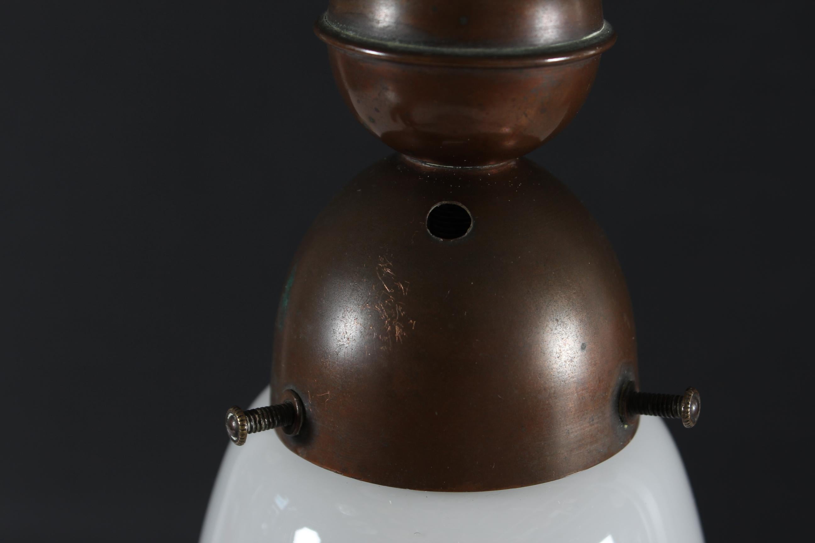 Pedante Bauhaus al estilo de Peter Behrens Lámpara Luzette Vidrio Opalino Cobre Década de 1910 Danés en venta