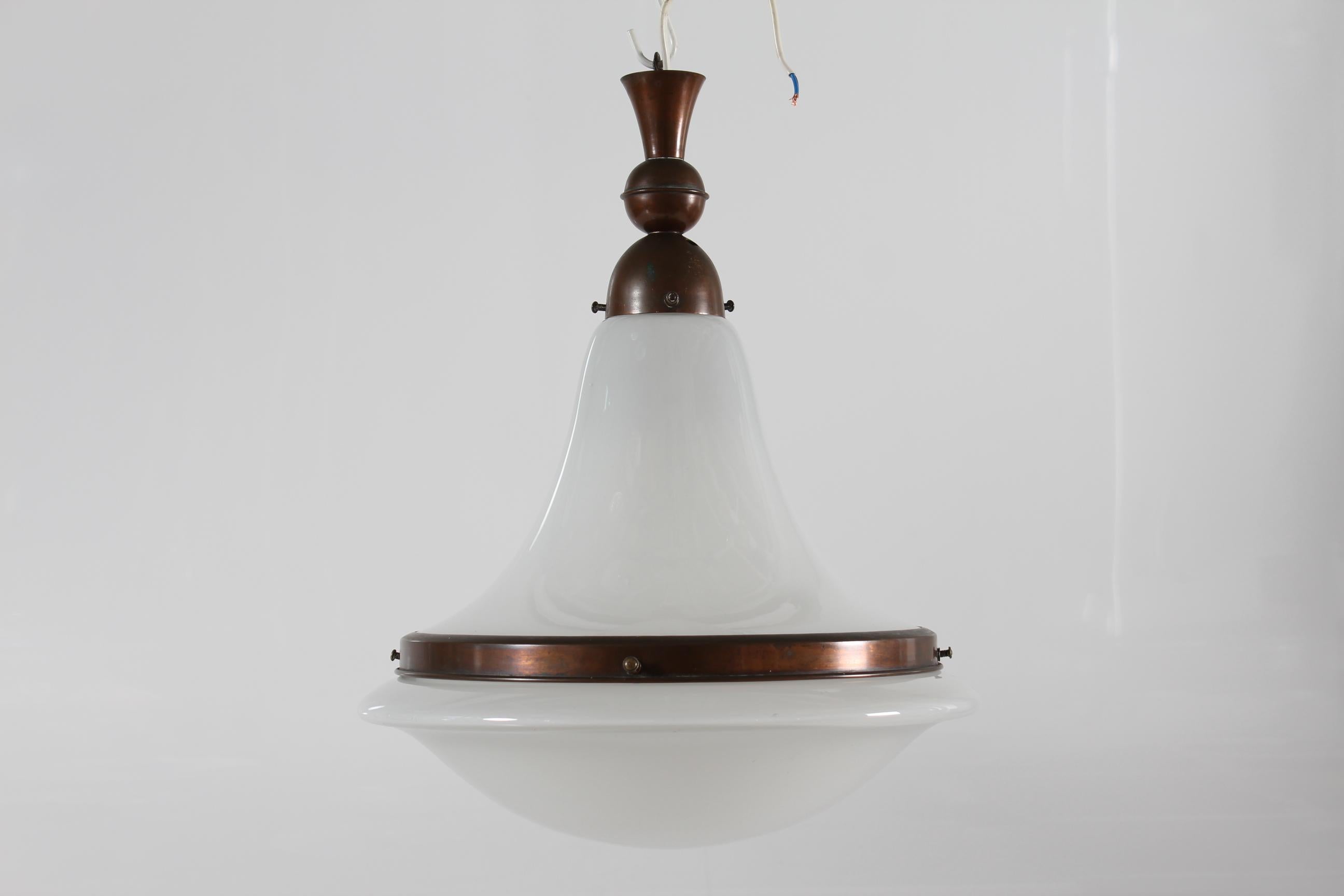 Pedante Bauhaus al estilo de Peter Behrens Lámpara Luzette Vidrio Opalino Cobre Década de 1910 principios del siglo XX en venta