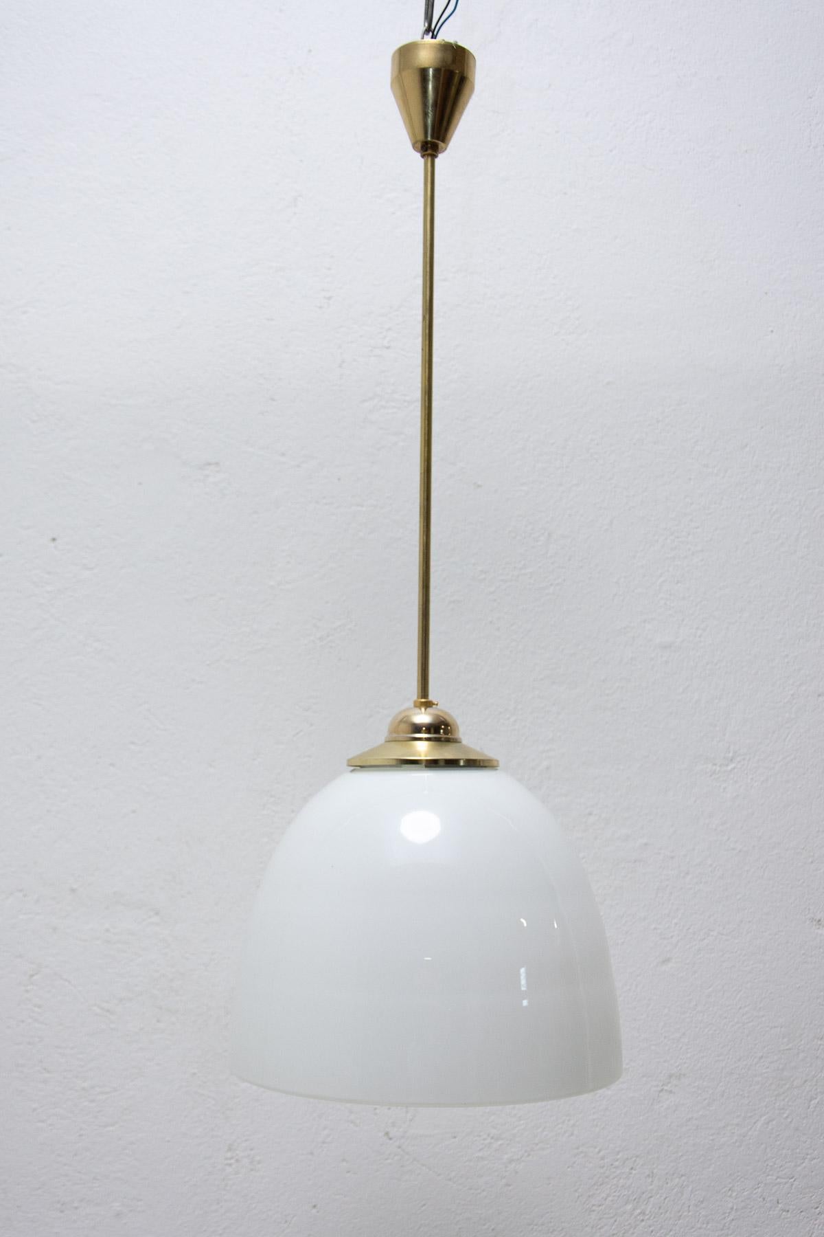 Bauhaus pendant lamp, made in the former Czechoslovakia in the 1930´s.

Oval opaque glass with brass rod. In very good condition. New wiring.

 

Measures: Height: 86 cm

shade diameter: 29 cm

Lamp shade : 28 cm.