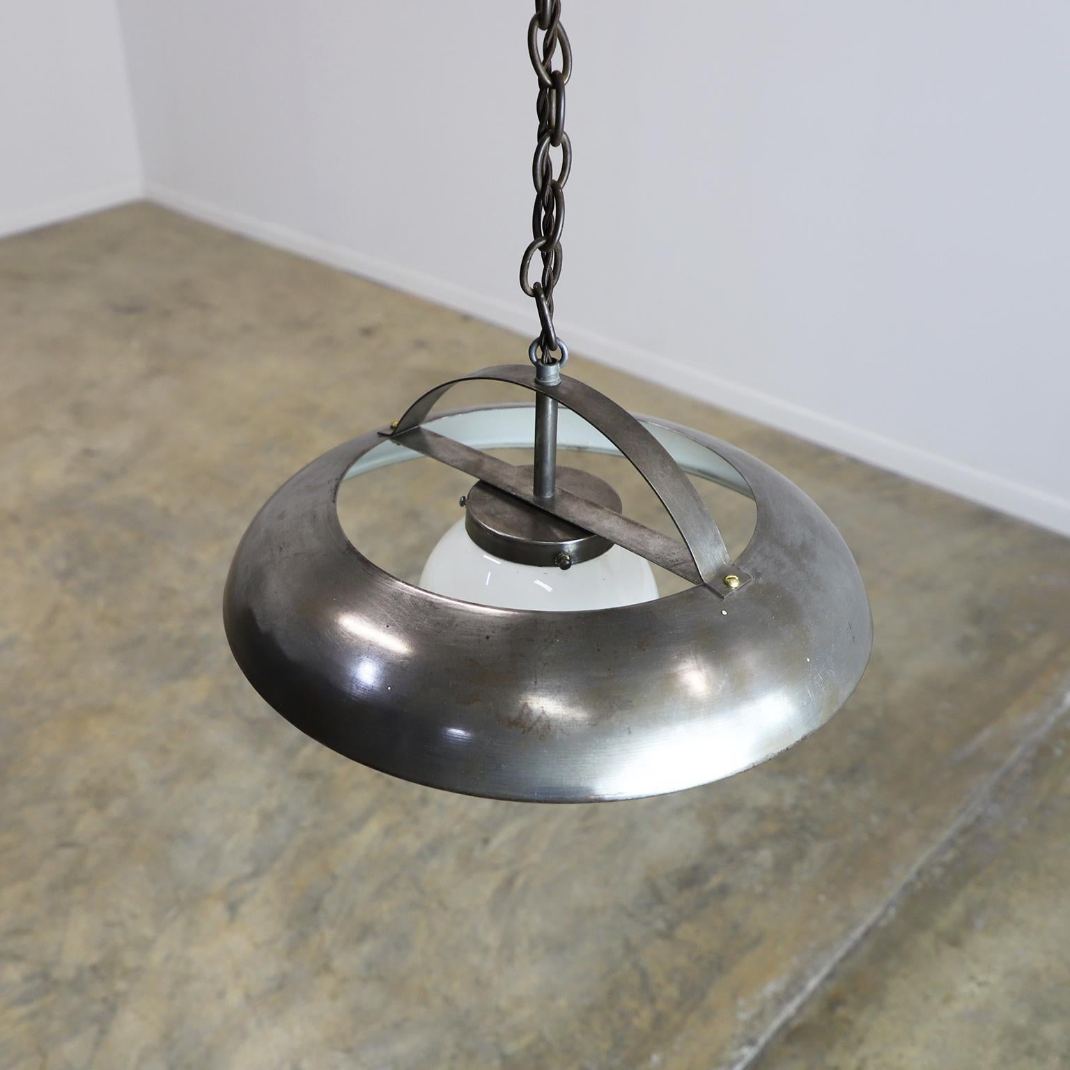 Circa 1940. Offriamo questa lampada a sospensione Bauhaus in ferro.