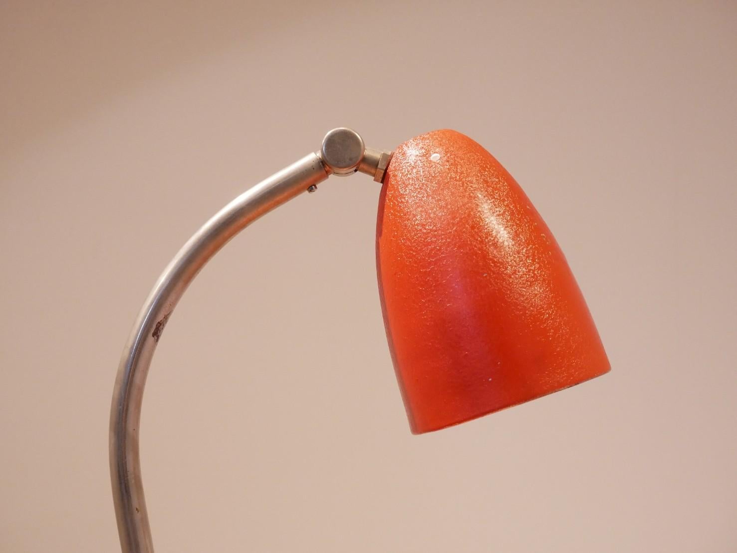 Late 1920s desk lamp, produced by Gispen, original red paint with nickelled metal elements.