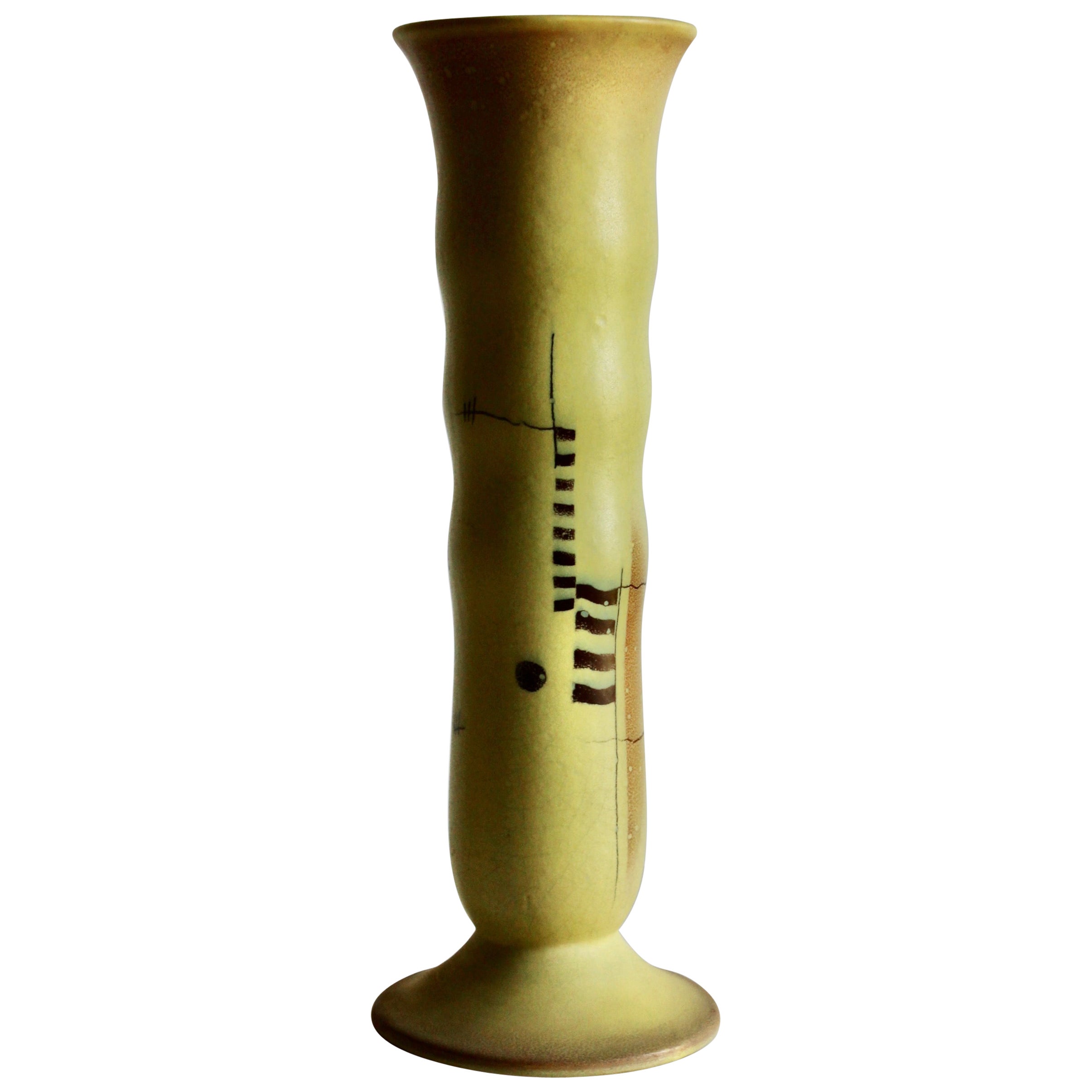 Jarrón Amarillo Alto de la Época Bauhaus en venta