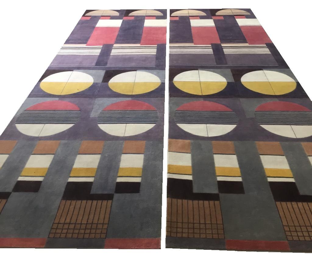 Zeitgenössischer postmoderner Bauhaus-Teppich. Das Design des Teppichs ist inspiriert von der deutschen Kunstschule der Moderne, dem Bauhaus, das von Walter Gropius in Weimar gegründet wurde. Funktionalität, Direktheit und Asymmetrie des Designs