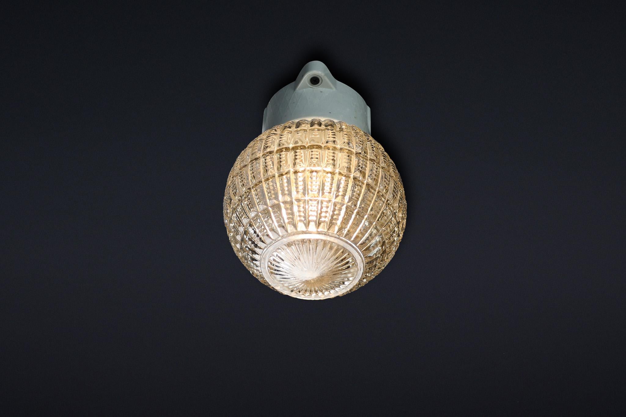 Lámpara de pared/techo con base de porcelana y globo de cristal Bauhaus, Alemania, años 30 en venta 4