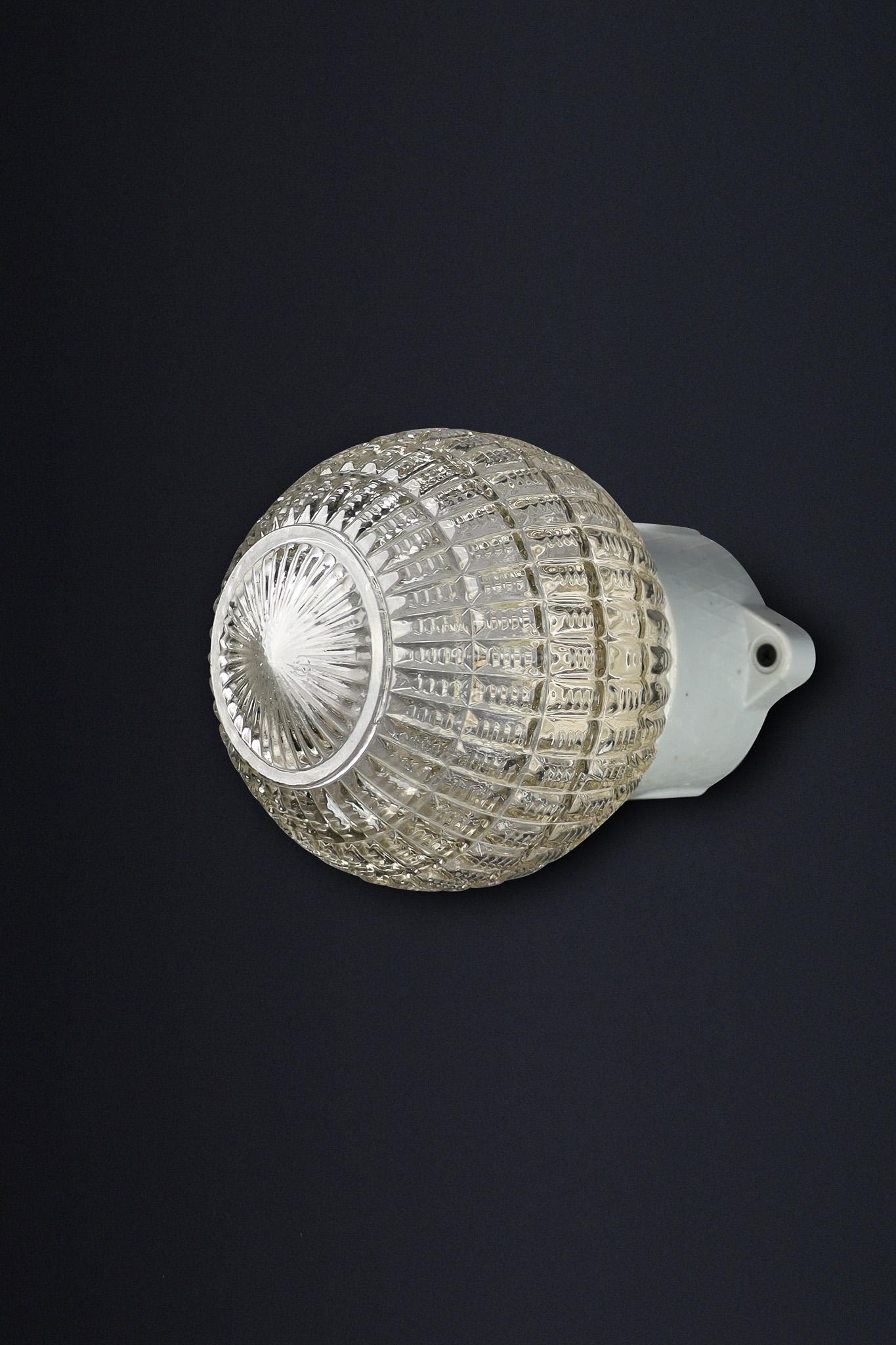 Lámpara de pared/techo con base de porcelana y globo de cristal Bauhaus, Alemania, años 30

Este aplique o plafón original de la Bauhaus, de la Alemania de los años 30, es un magnífico ejemplo del diseño modernista temprano, que hace gala de