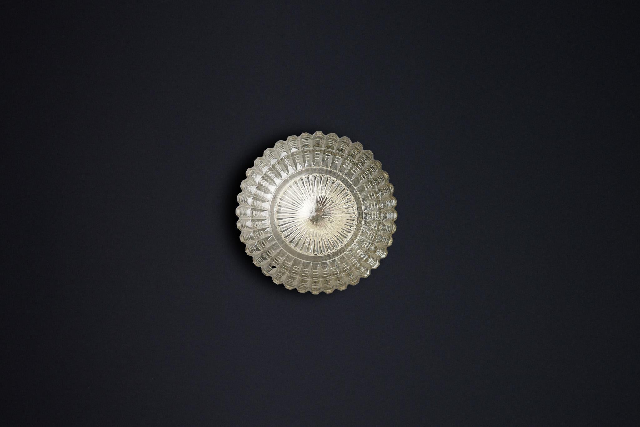 Lámpara de pared/techo con base de porcelana y globo de cristal Bauhaus, Alemania, años 30 Alemán en venta