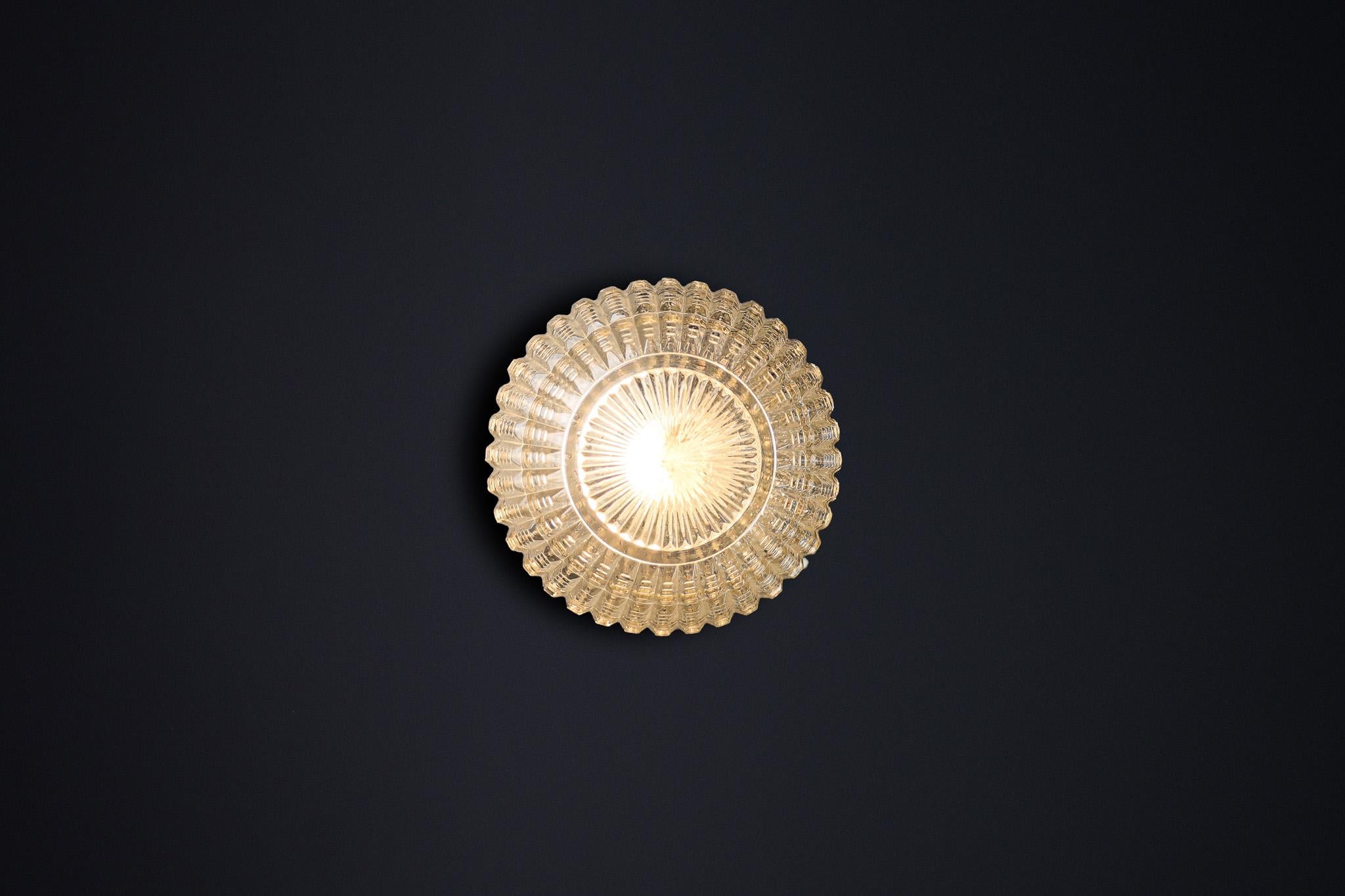 Lámpara de pared/techo con base de porcelana y globo de cristal Bauhaus, Alemania, años 30 en Bueno estado para la venta en Almelo, NL