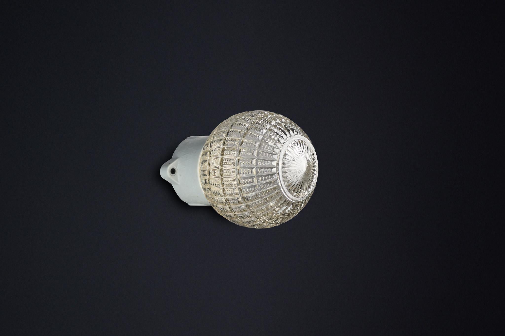 Lámpara de pared/techo con base de porcelana y globo de cristal Bauhaus, Alemania, años 30 mediados del siglo XX en venta