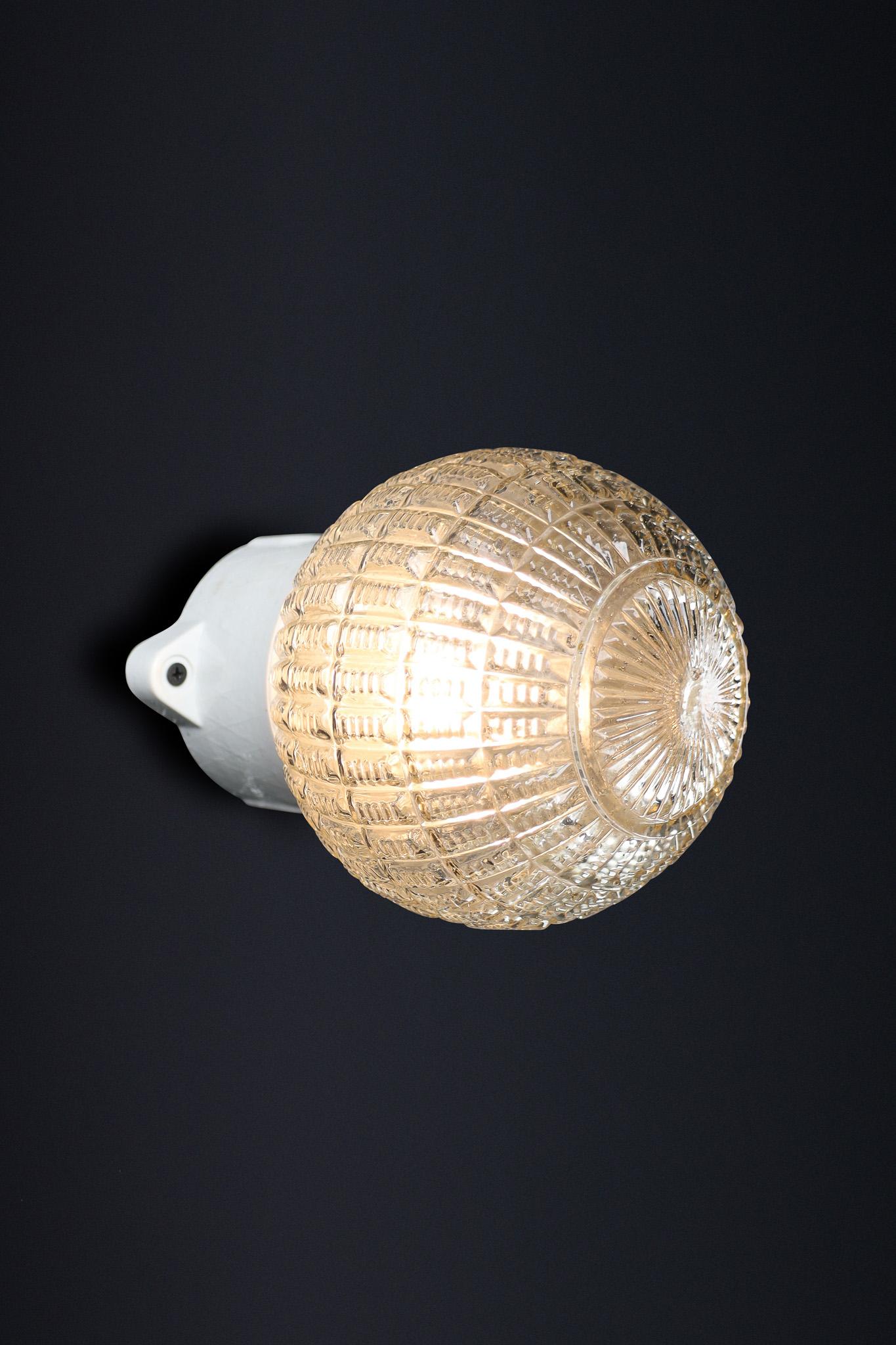 Lámpara de pared/techo con base de porcelana y globo de cristal Bauhaus, Alemania, años 30 Porcelana en venta