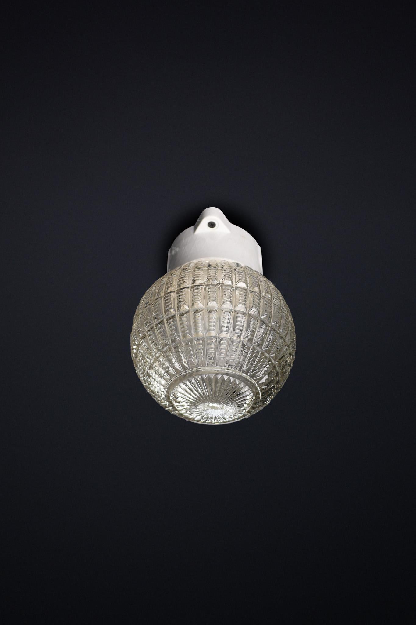 Lámpara de pared/techo con base de porcelana y globo de cristal Bauhaus, Alemania, años 30 en venta 1