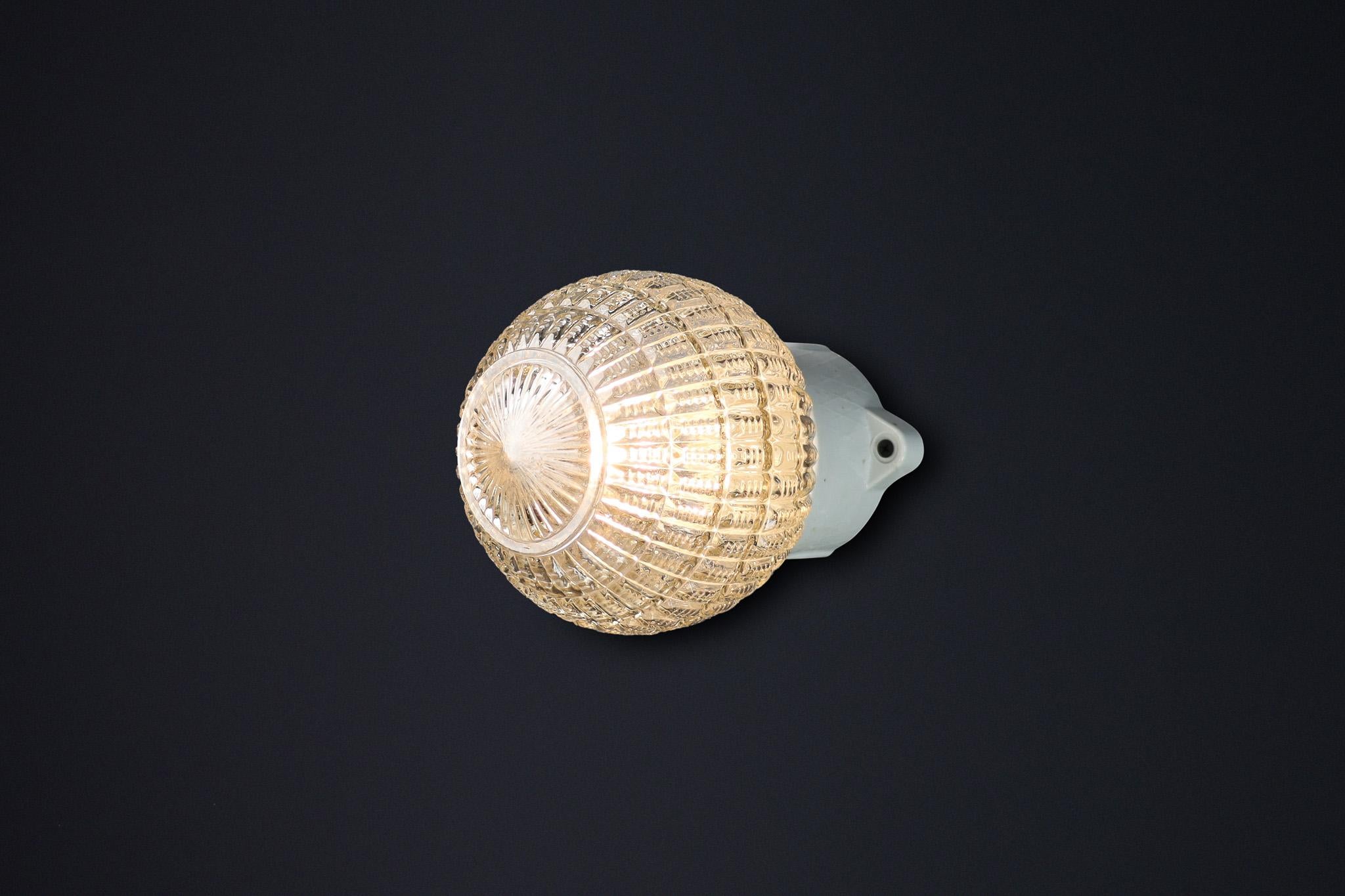 Lámpara de pared/techo con base de porcelana y globo de cristal Bauhaus, Alemania, años 30 en venta 2