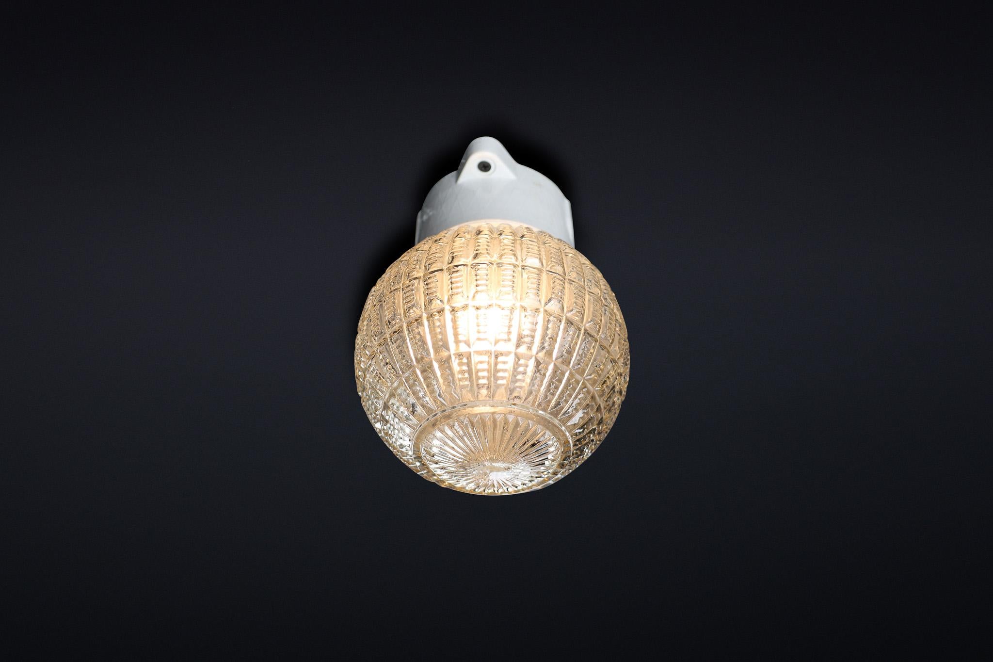 Lámpara de pared/techo con base de porcelana y globo de cristal Bauhaus, Alemania, años 30 en venta 3