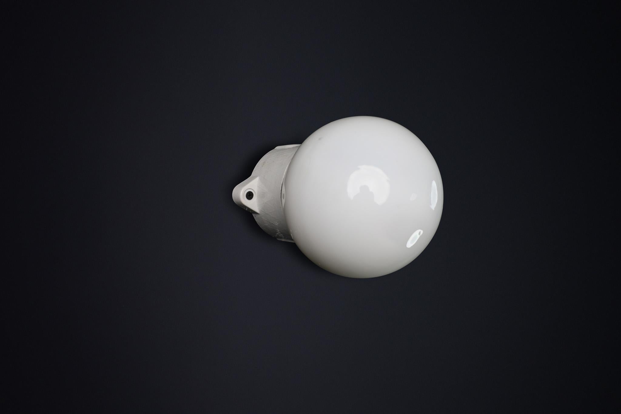 Lampada da parete/soffitto con base in porcellana e globo di vetro Bauhaus, Germania, anni '30

Questa lampada originale dell'epoca Bauhaus, proveniente dalla Germania degli anni '30, incarna i principi fondamentali del design modernista: